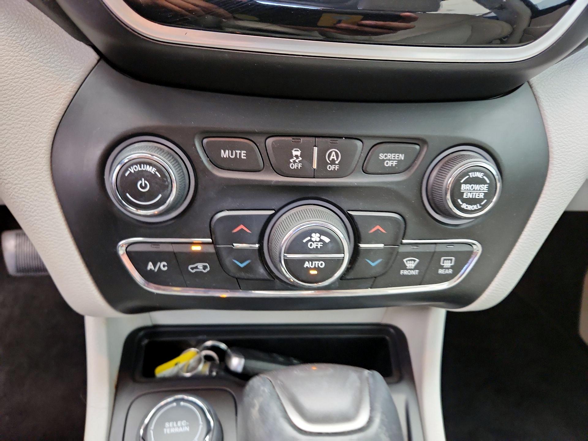 Thumbnail: 2019 Jeep Cherokee - 16