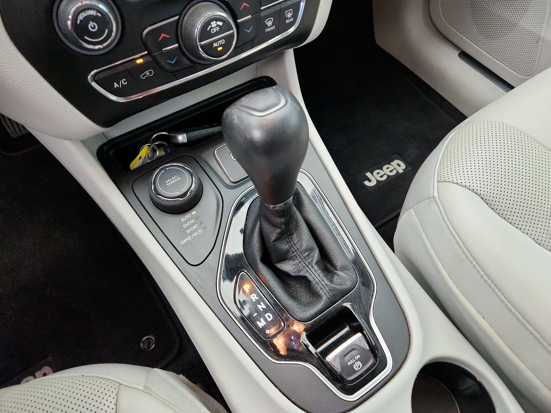 Thumbnail: 2019 Jeep Cherokee - 17