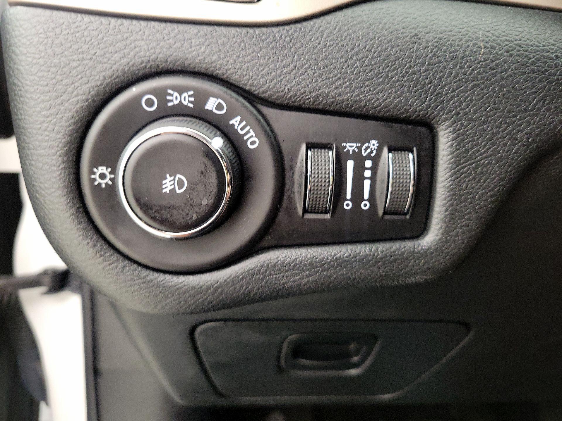Thumbnail: 2016 Jeep Cherokee - 13