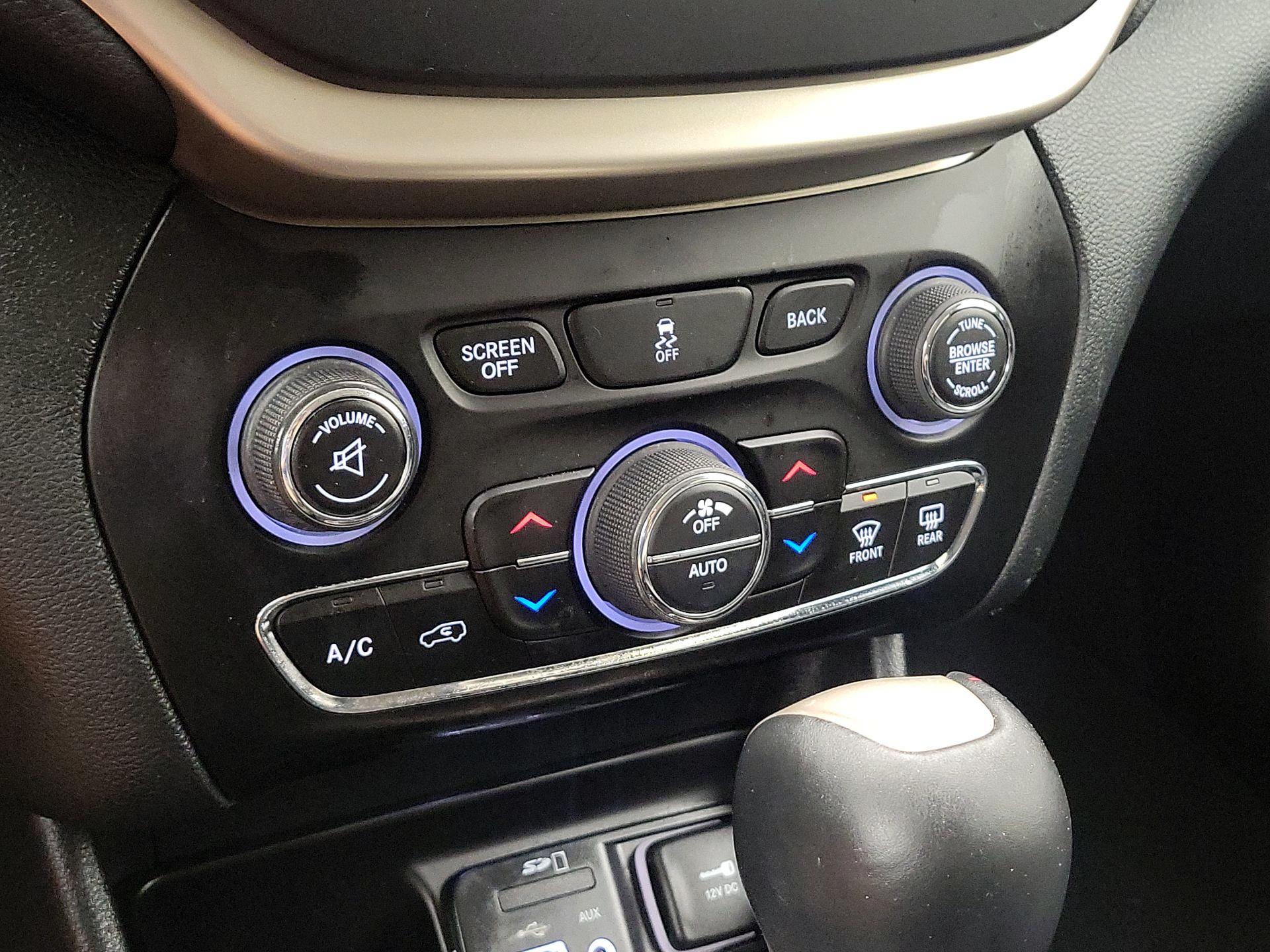 Thumbnail: 2016 Jeep Cherokee - 16