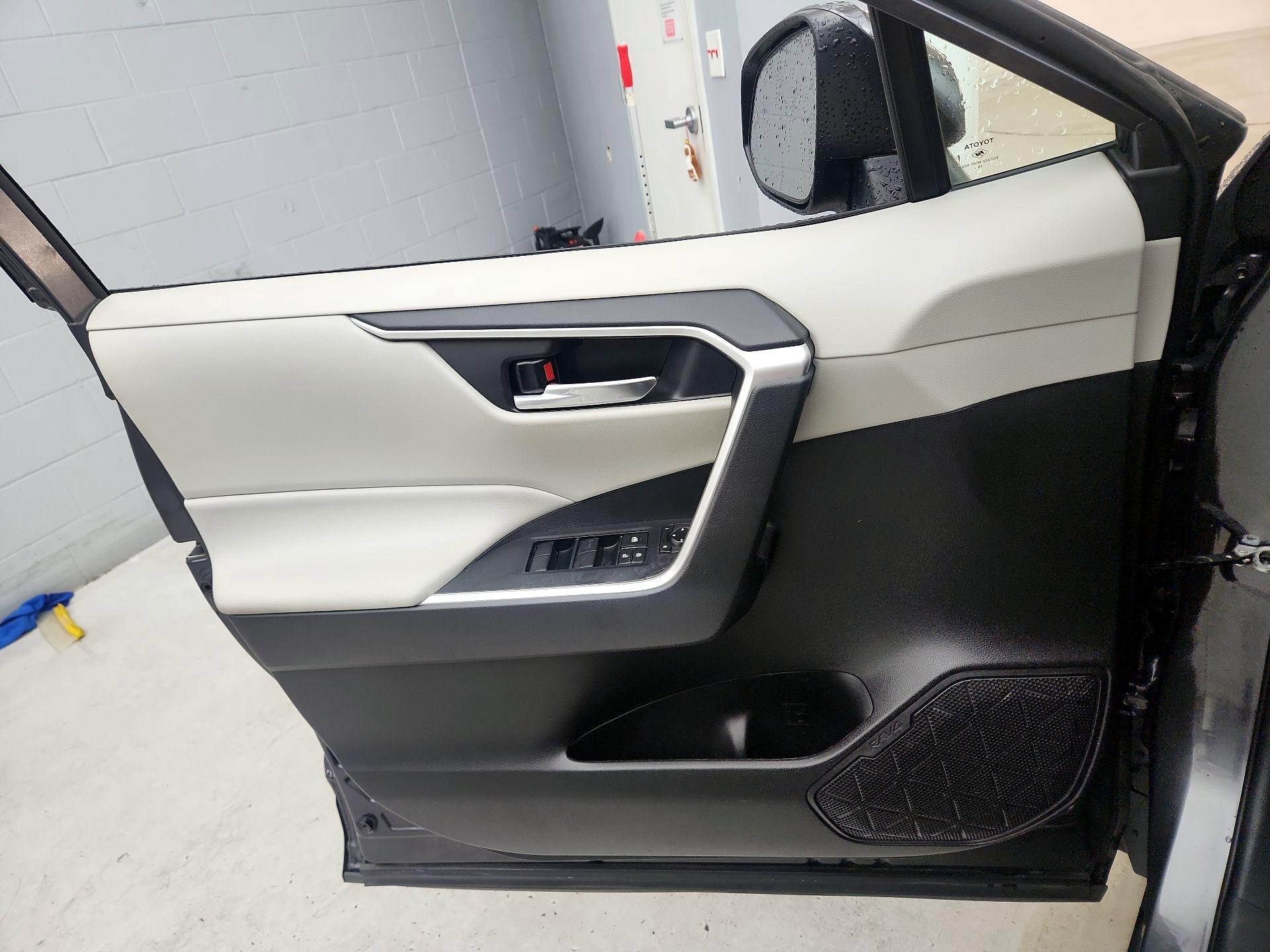 Thumbnail: 2020 Toyota RAV4 - 12