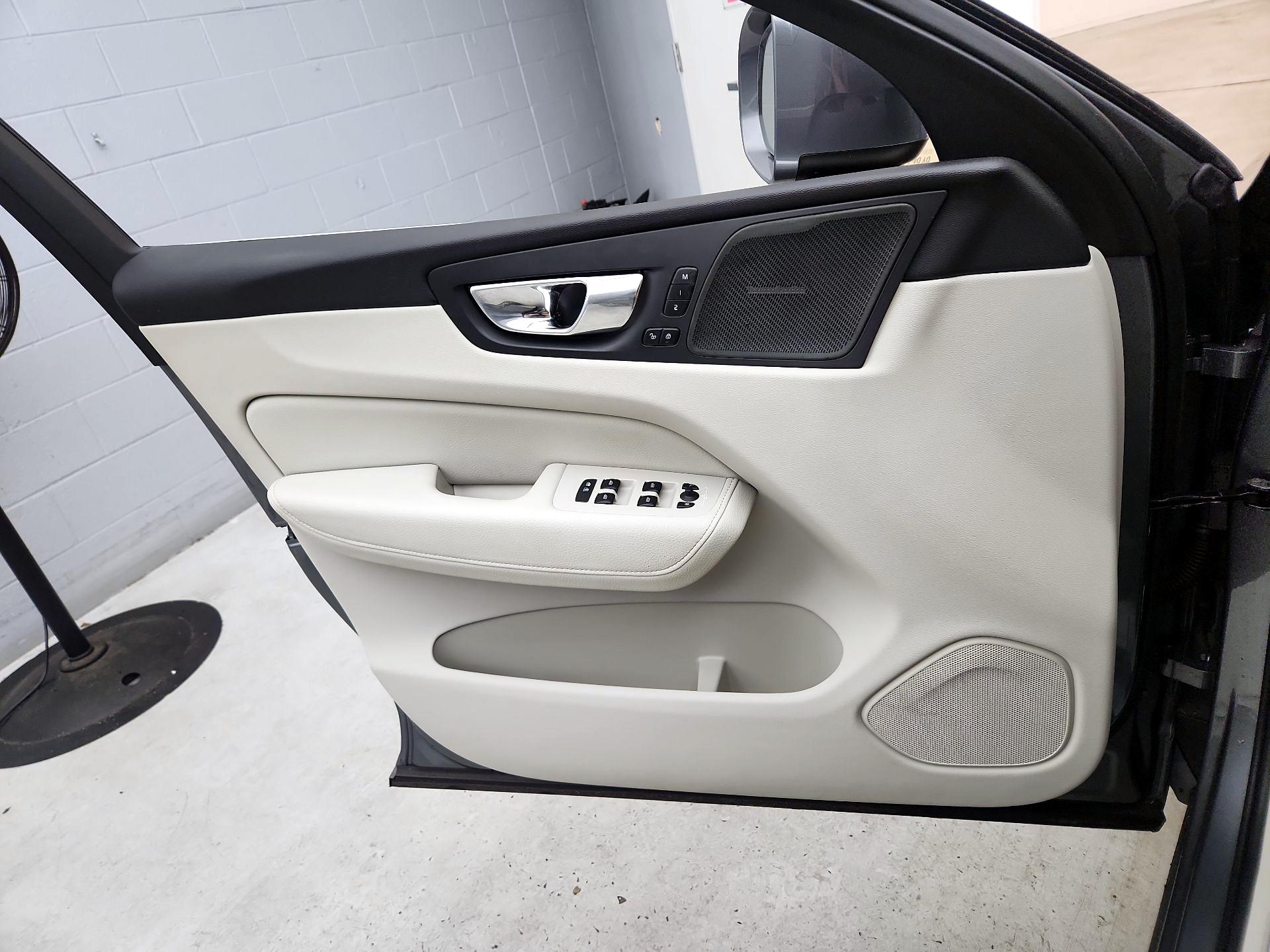 Thumbnail: 2020 Volvo XC60 - 12