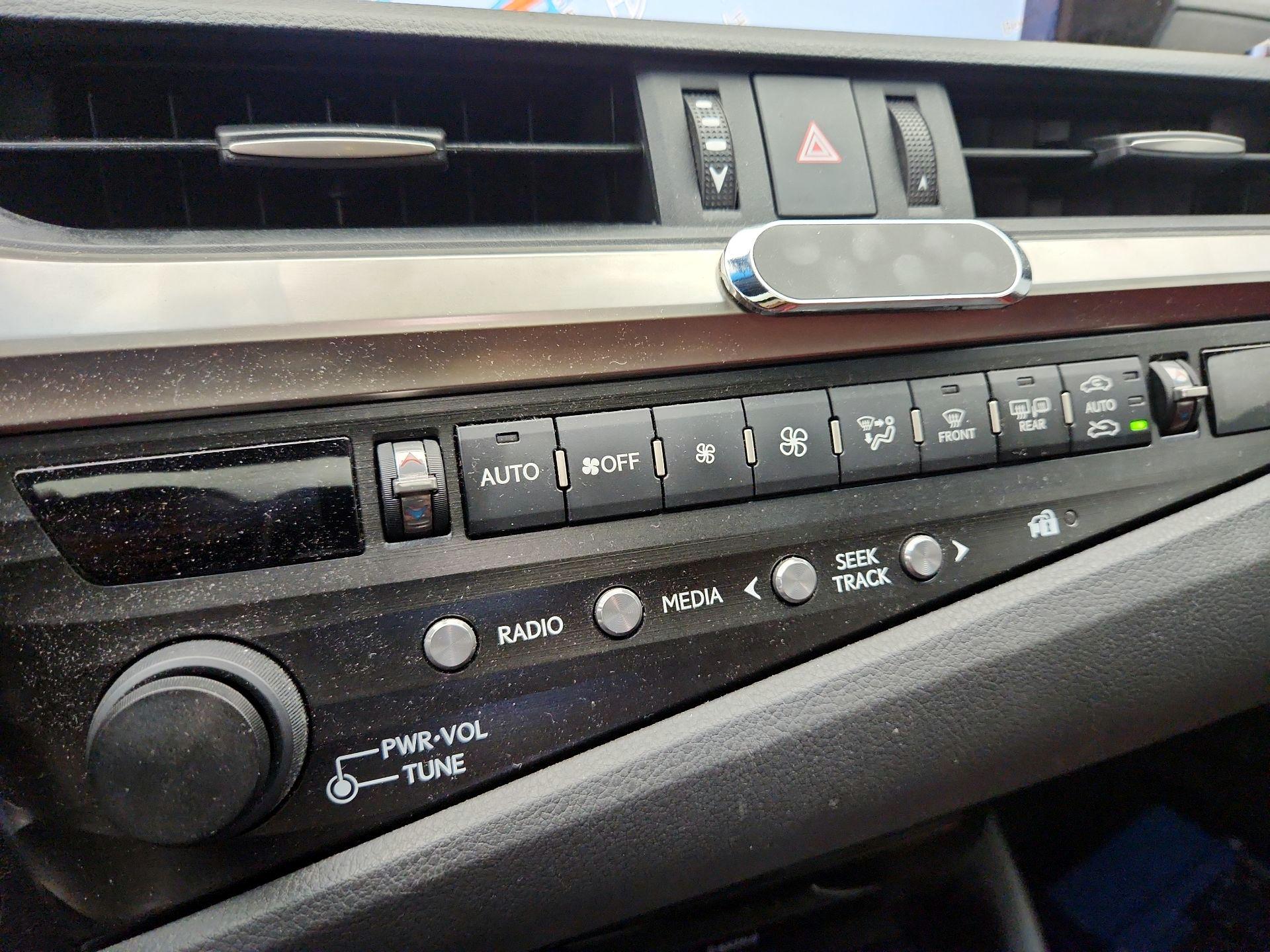 Thumbnail: 2019 Lexus ES - 17