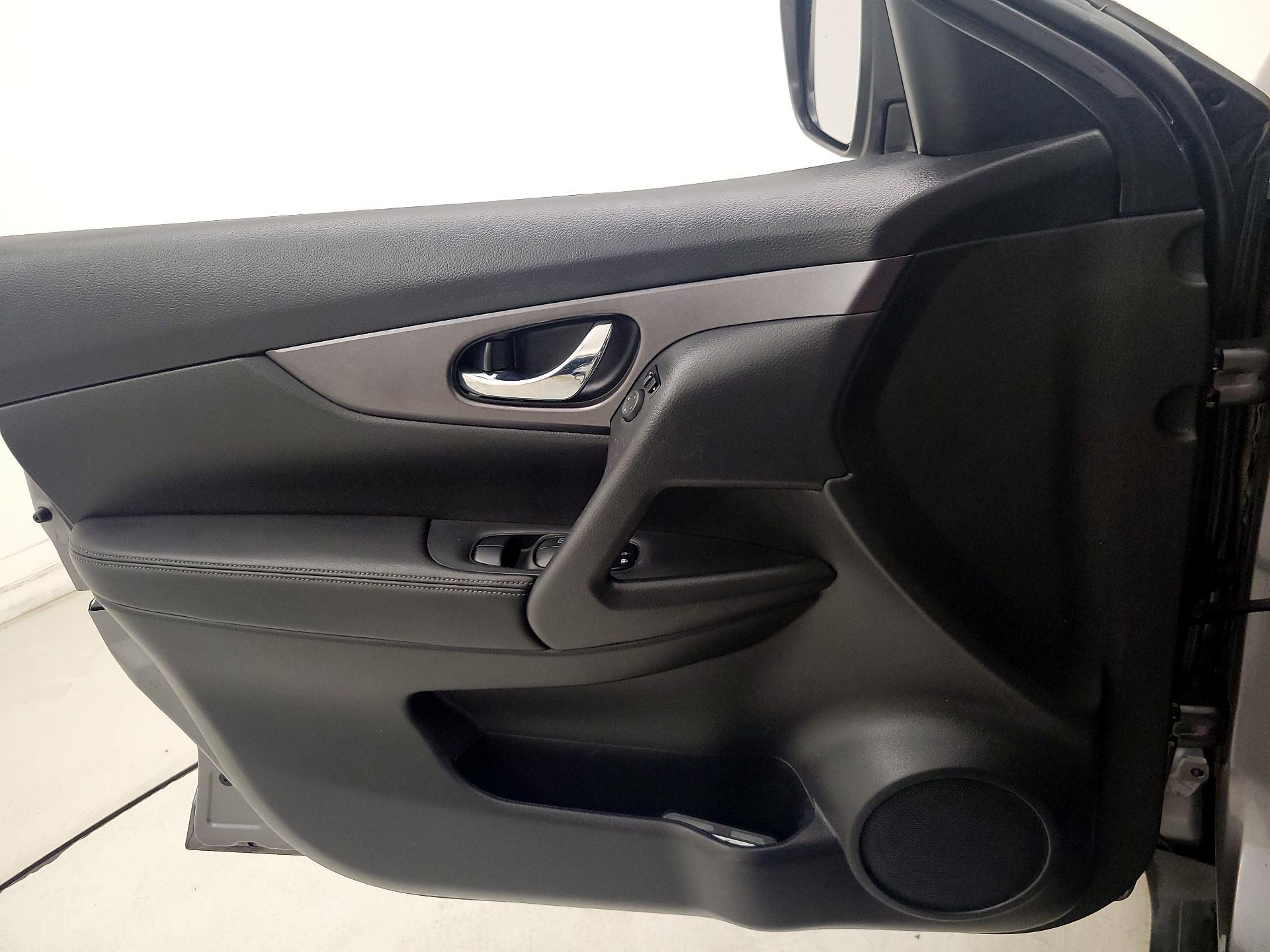 Thumbnail: 2016 Nissan Rogue - 12