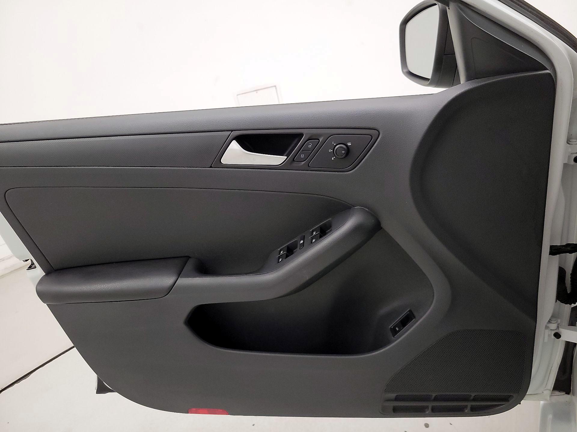 Thumbnail: 2016 Volkswagen Jetta - 12