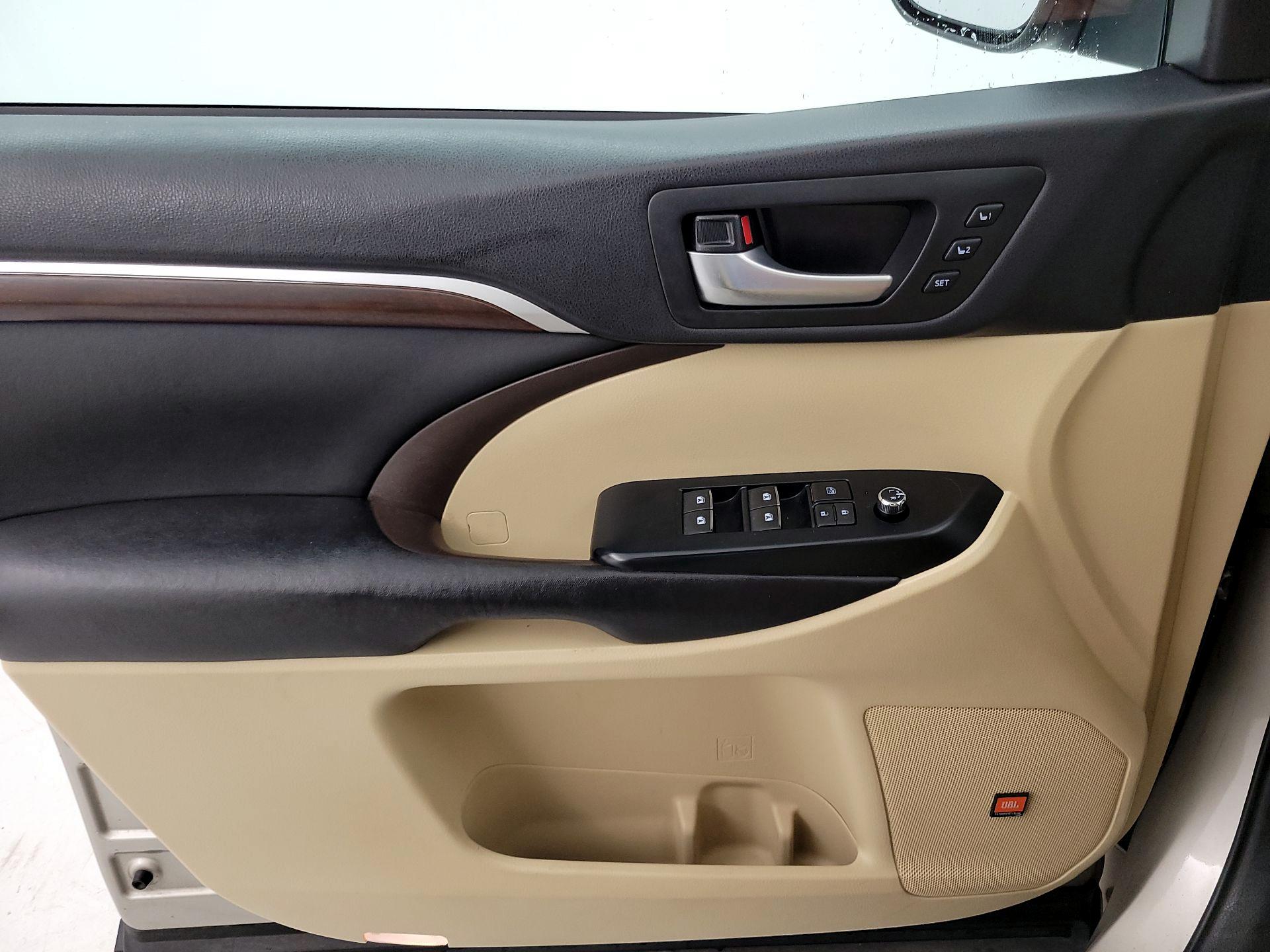 Thumbnail: 2016 Toyota Highlander - 12
