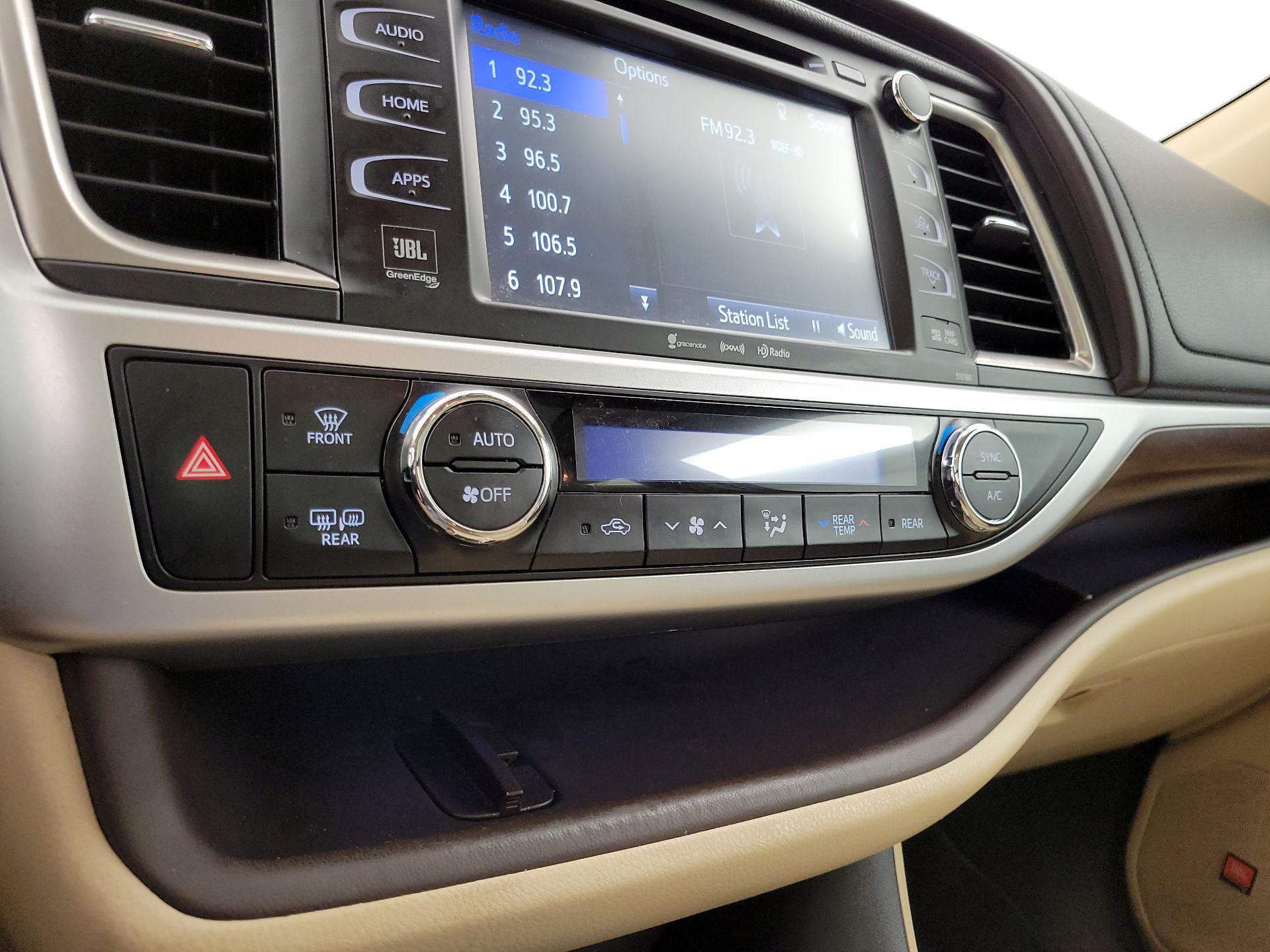 Thumbnail: 2016 Toyota Highlander - 17