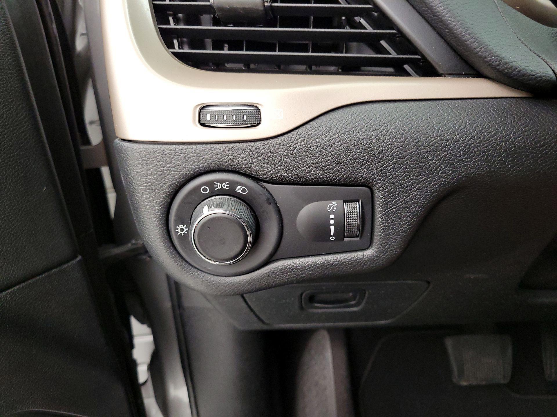 Thumbnail: 2016 Jeep Cherokee - 13