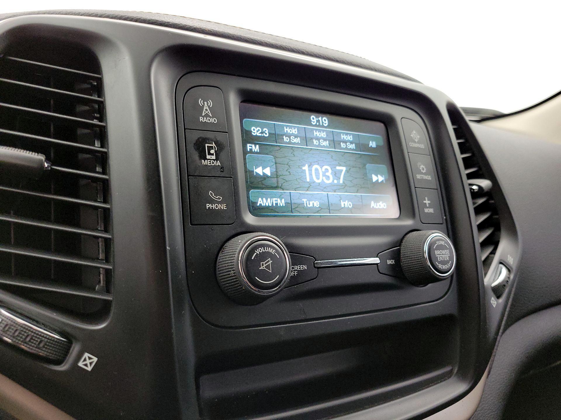 Thumbnail: 2016 Jeep Cherokee - 15