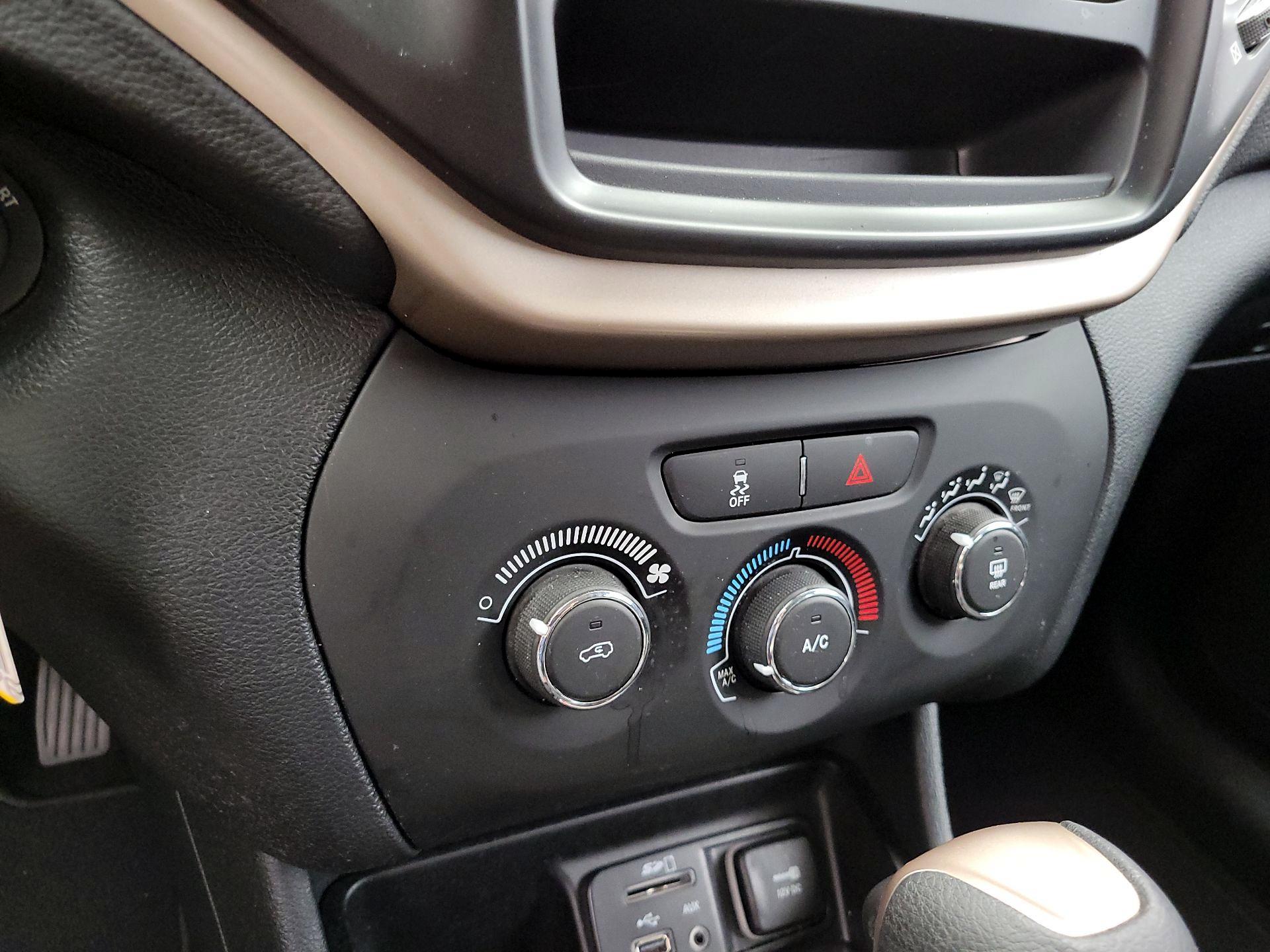 Thumbnail: 2016 Jeep Cherokee - 16