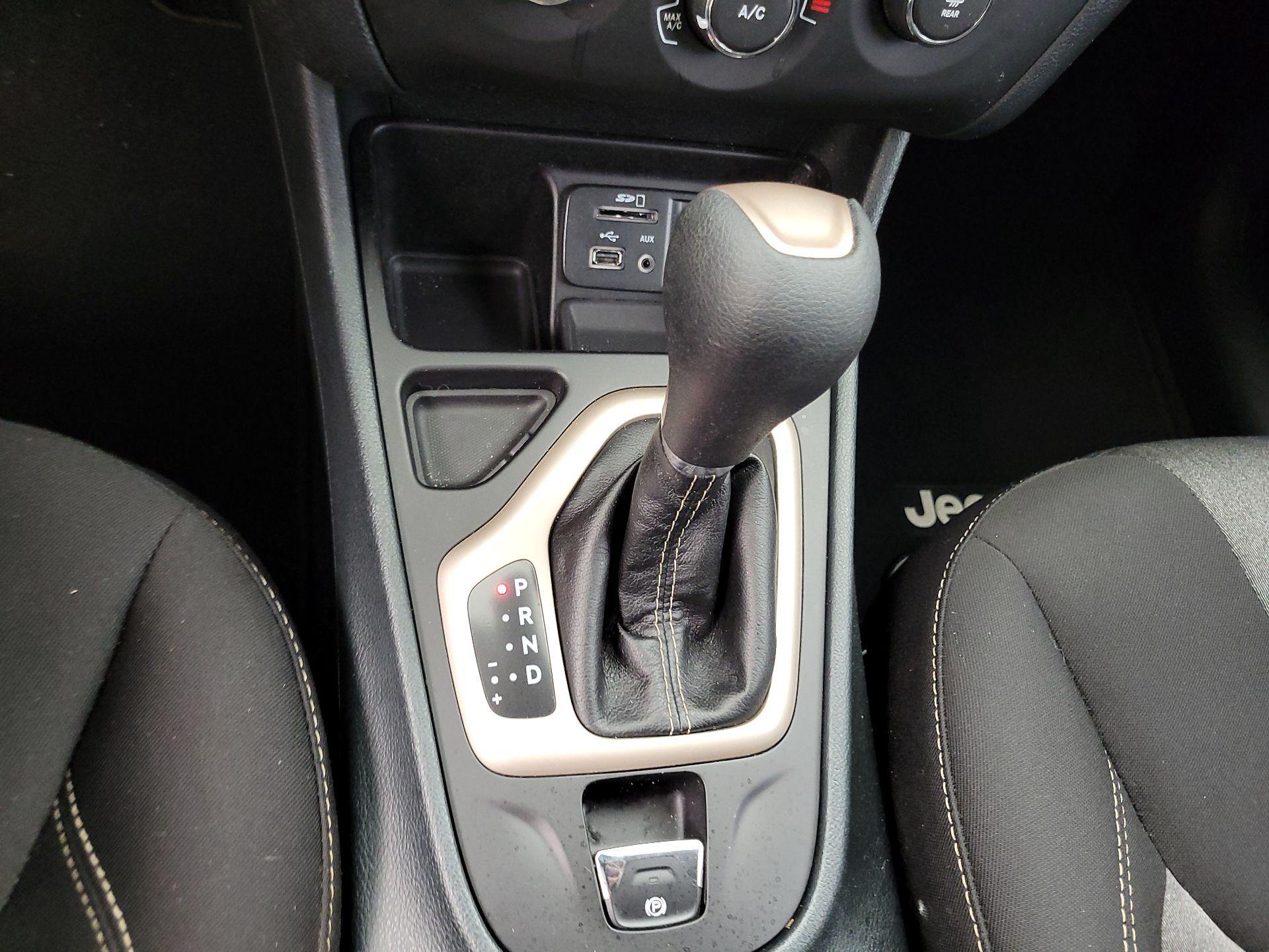 Thumbnail: 2016 Jeep Cherokee - 17