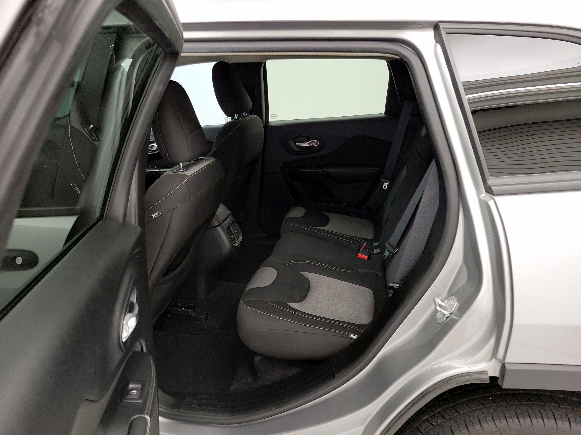 Thumbnail: 2016 Jeep Cherokee - 19