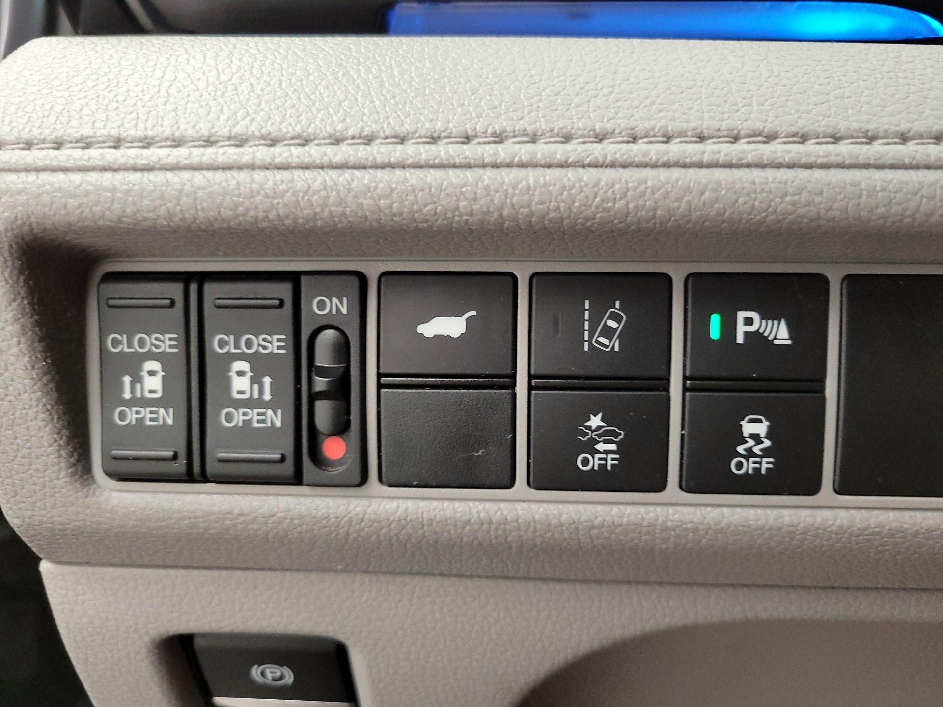 Thumbnail: 2018 Honda Odyssey - 13