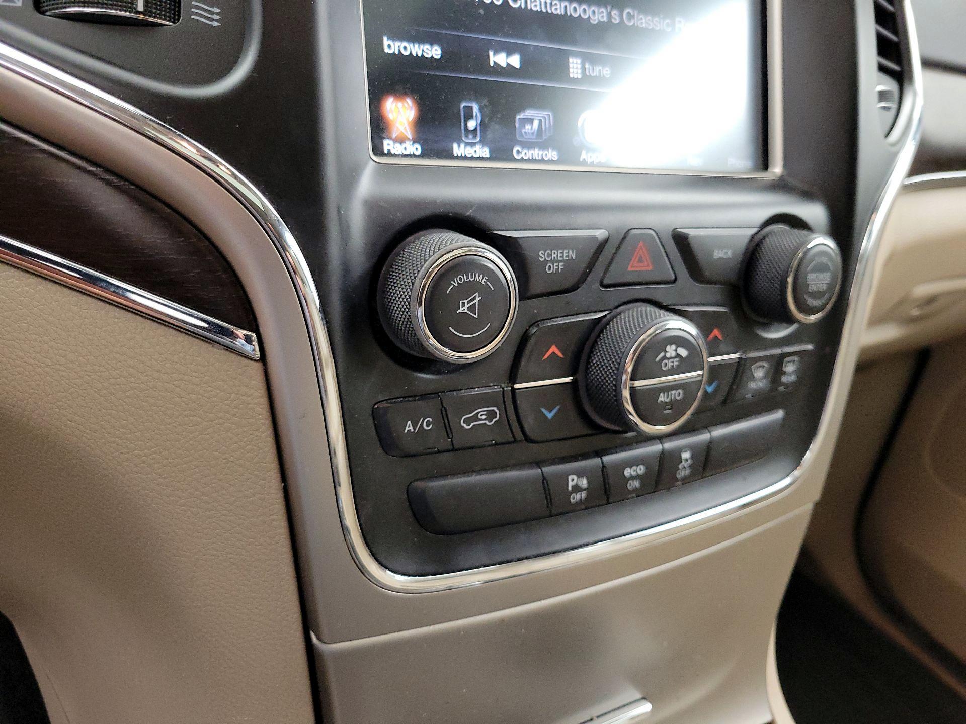Thumbnail: 2015 Jeep Grand Cherokee - 17
