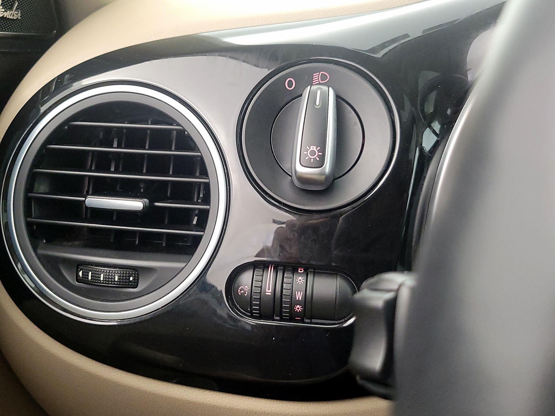 Thumbnail: 2014 Volkswagen Beetle - 13