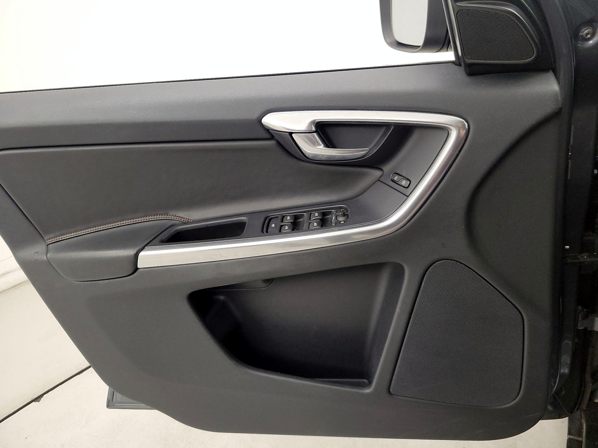 Thumbnail: 2017 Volvo XC60 - 12