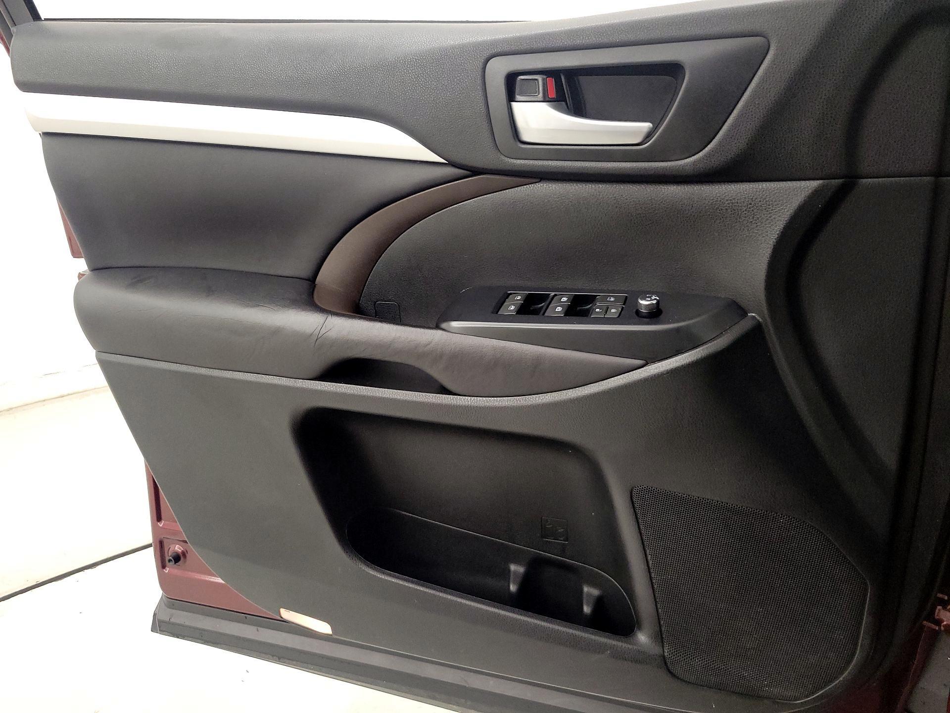 Thumbnail: 2016 Toyota Highlander - 12