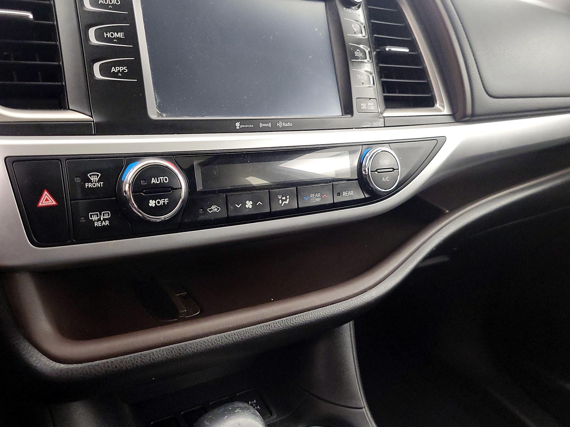 Thumbnail: 2016 Toyota Highlander - 17