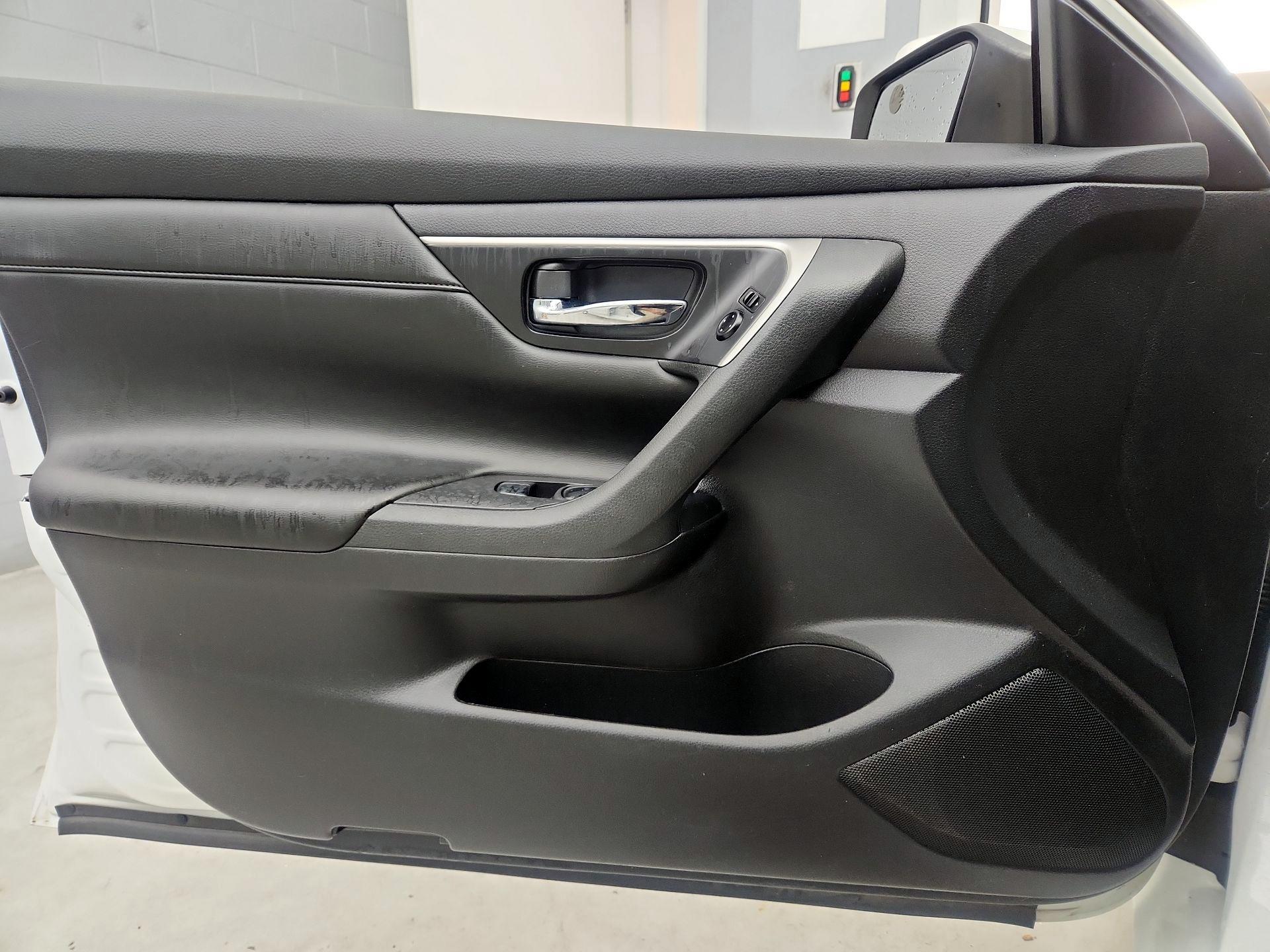 Thumbnail: 2015 Nissan Altima - 12