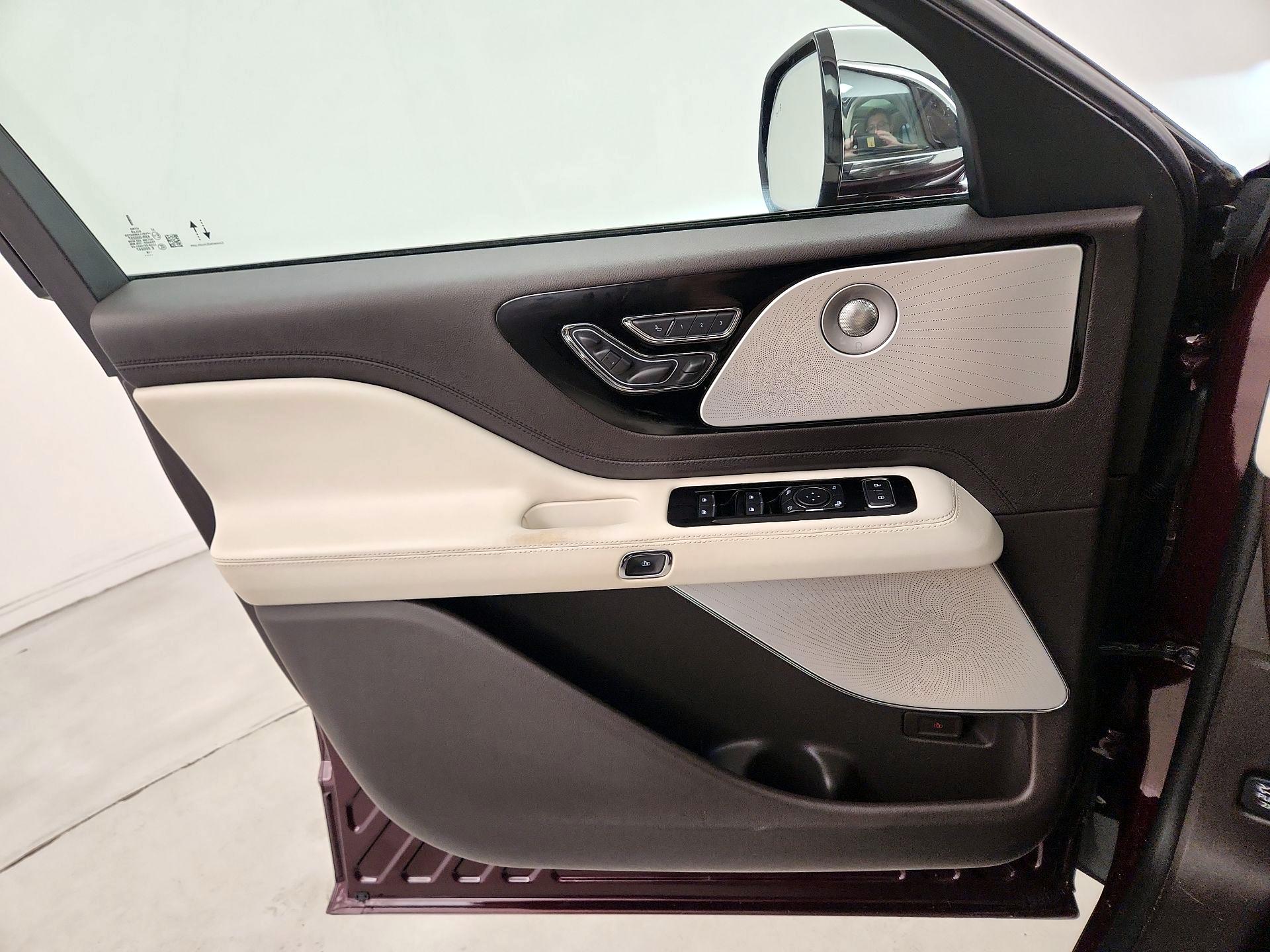 Thumbnail: 2020 Lincoln Aviator - 10
