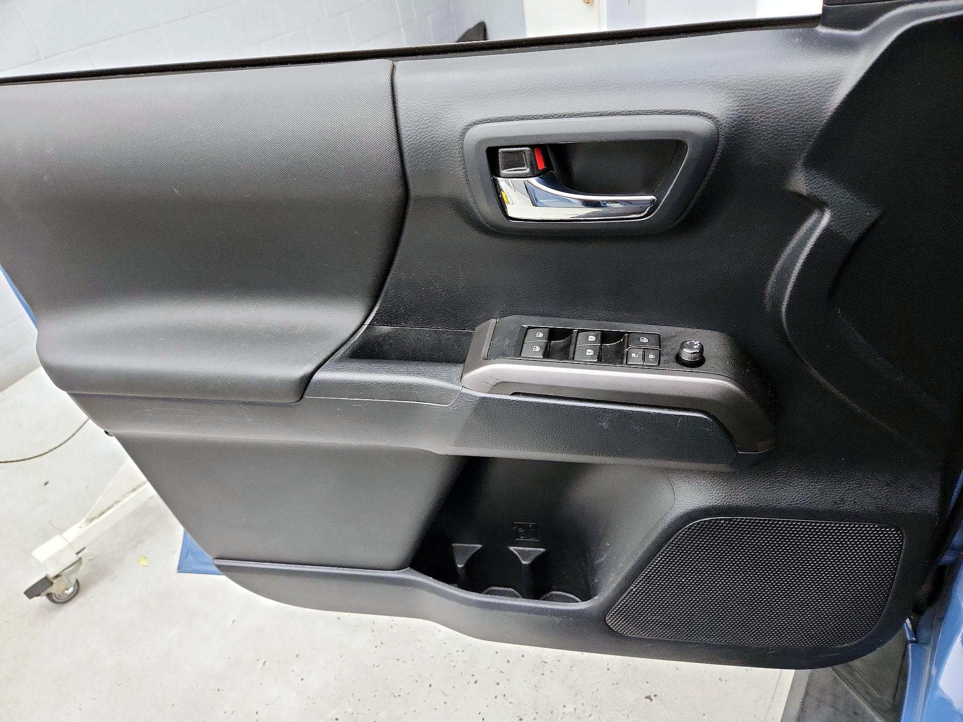 Thumbnail: 2019 Toyota Tacoma - 12