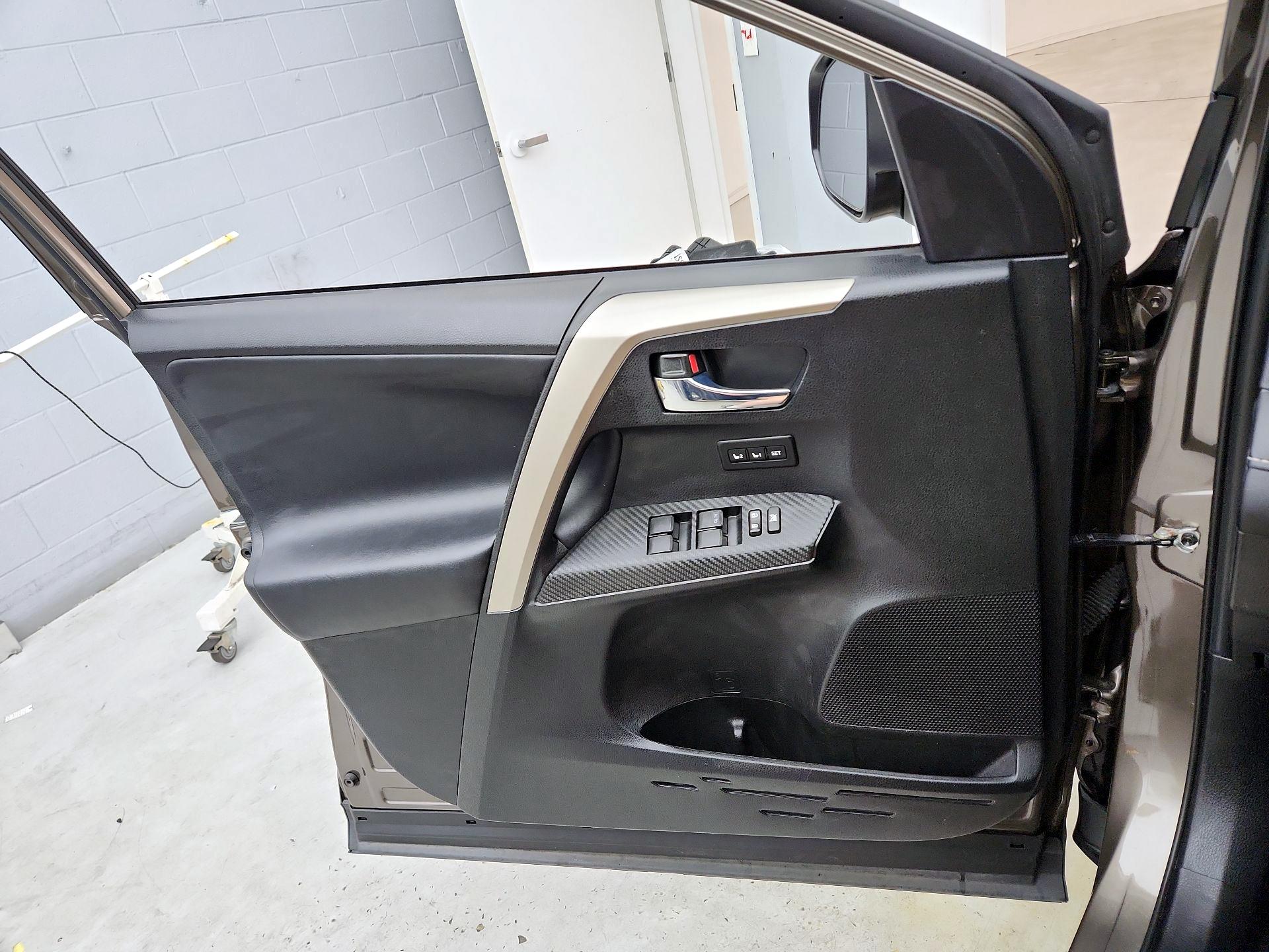 Thumbnail: 2015 Toyota RAV4 - 12