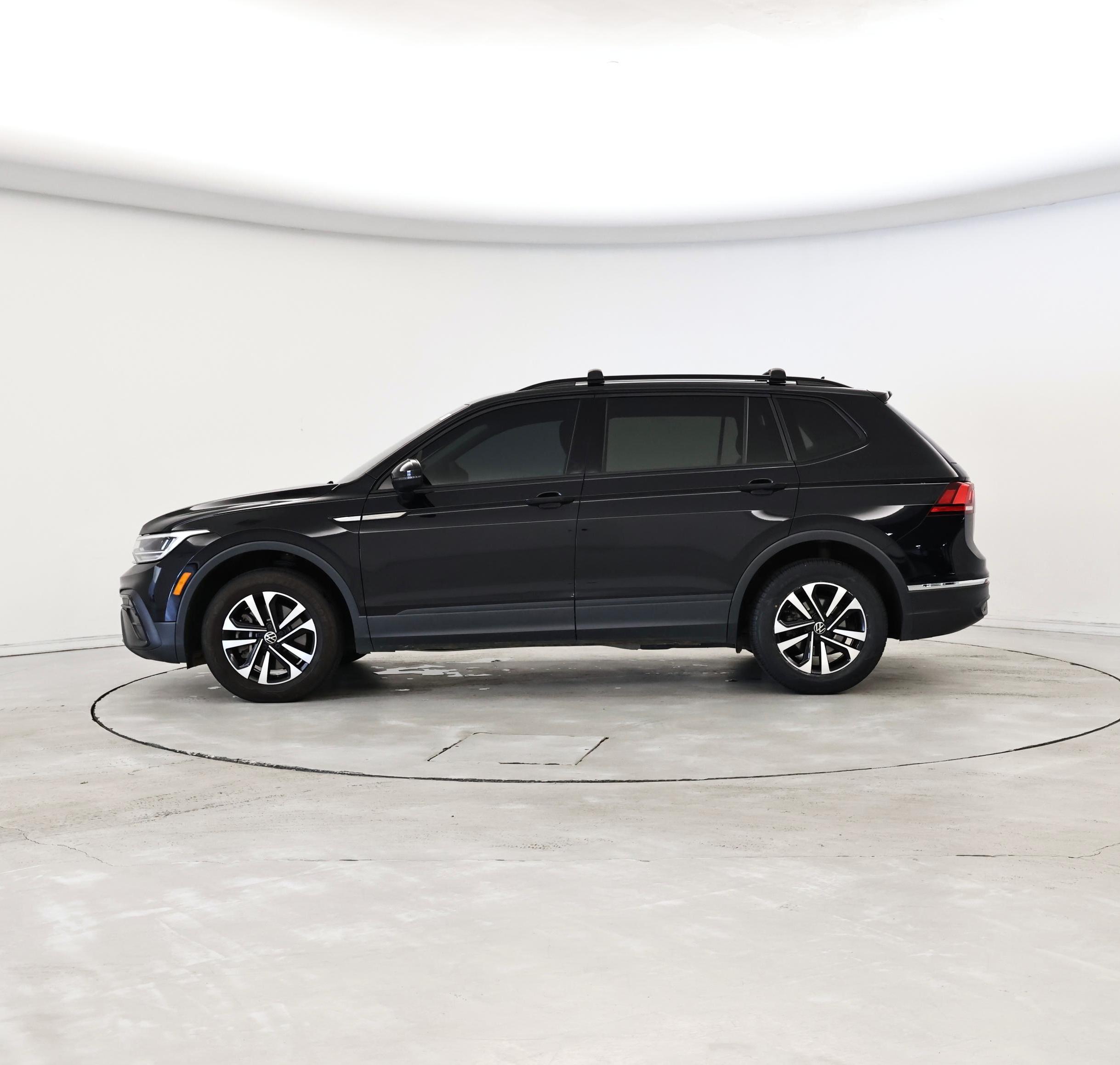 Thumbnail: 2022 Volkswagen Tiguan - 3