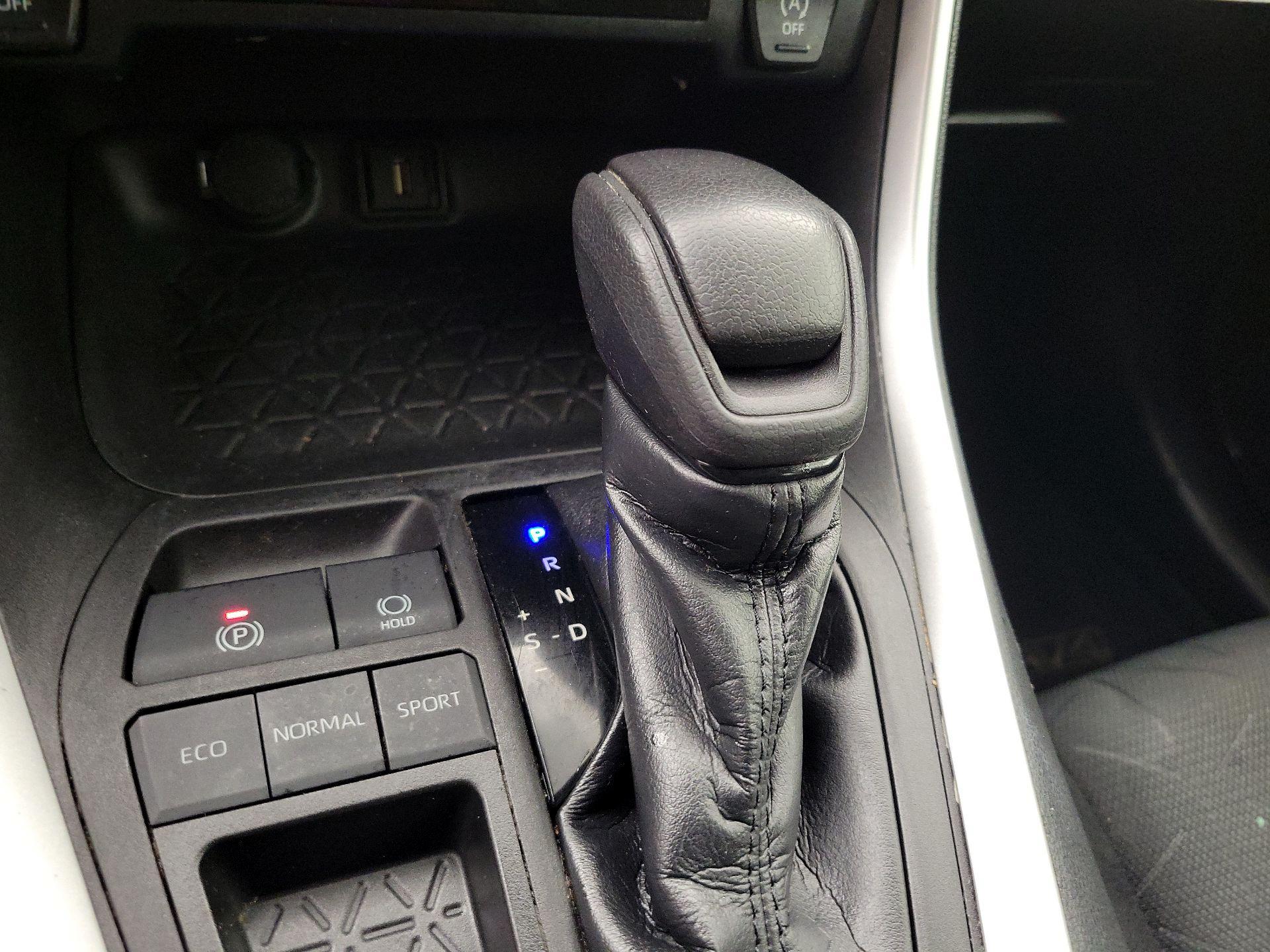 Thumbnail: 2021 Toyota RAV4 - 17