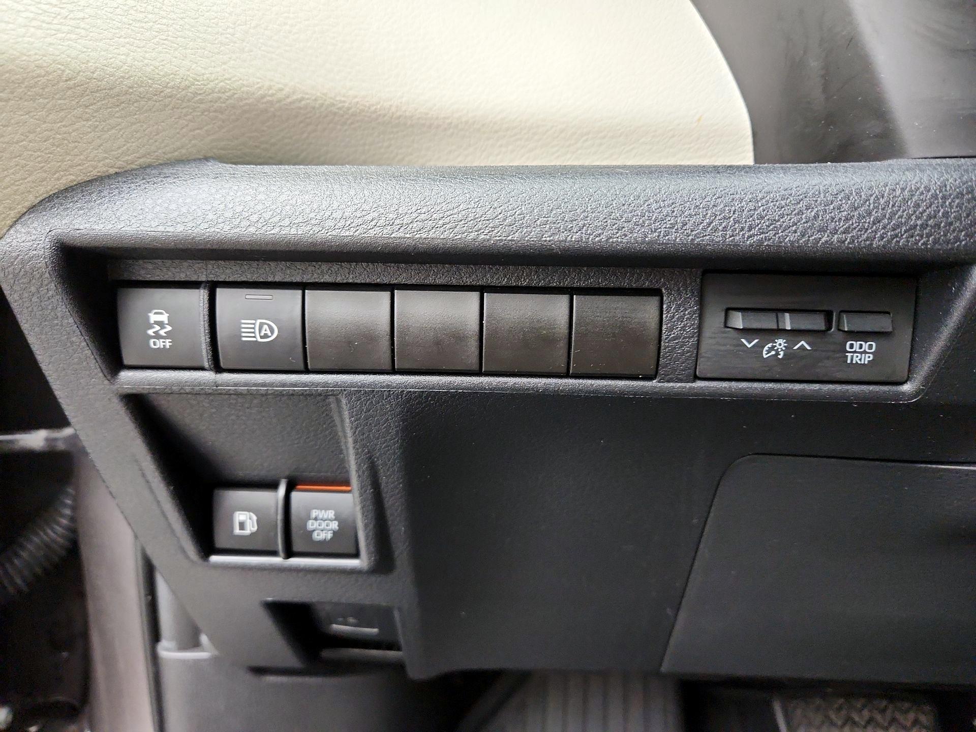 Thumbnail: 2022 Toyota Sienna - 13