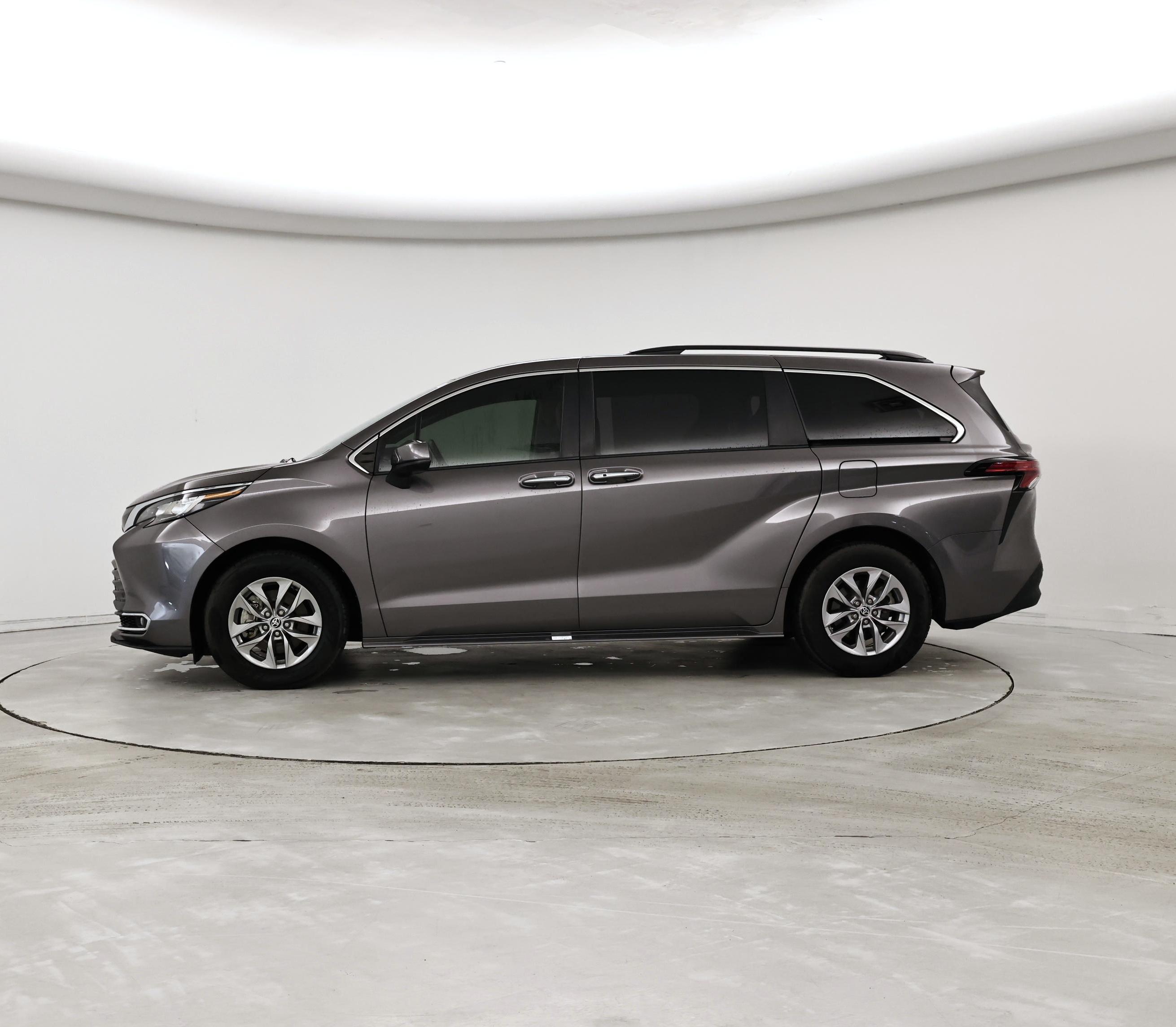 Thumbnail: 2022 Toyota Sienna - 3