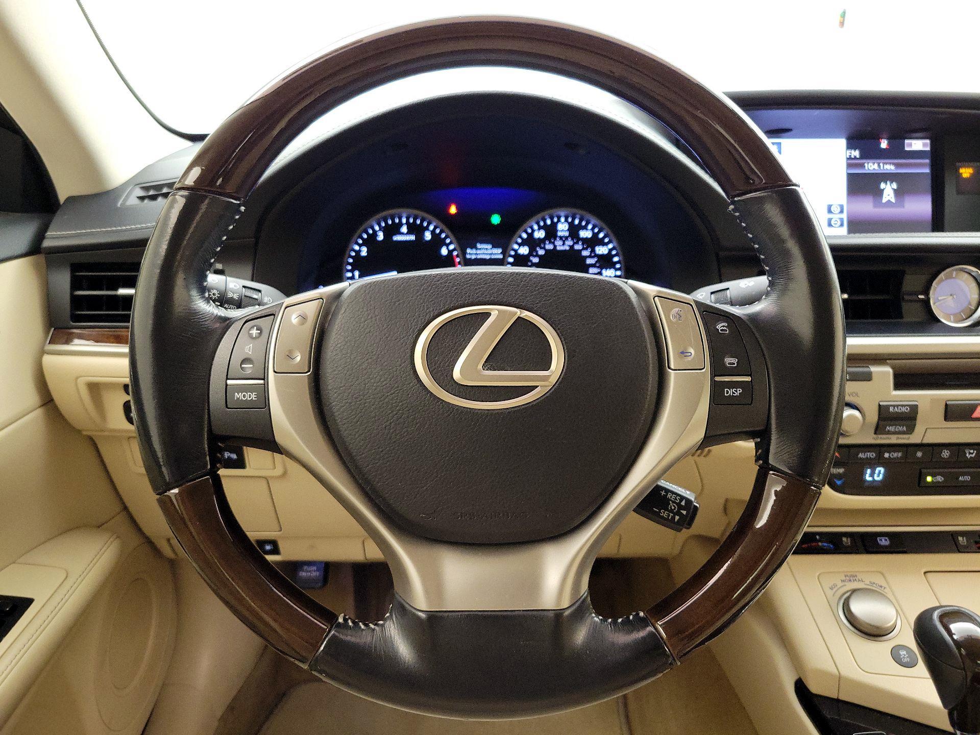 Thumbnail: 2015 Lexus ES - 10
