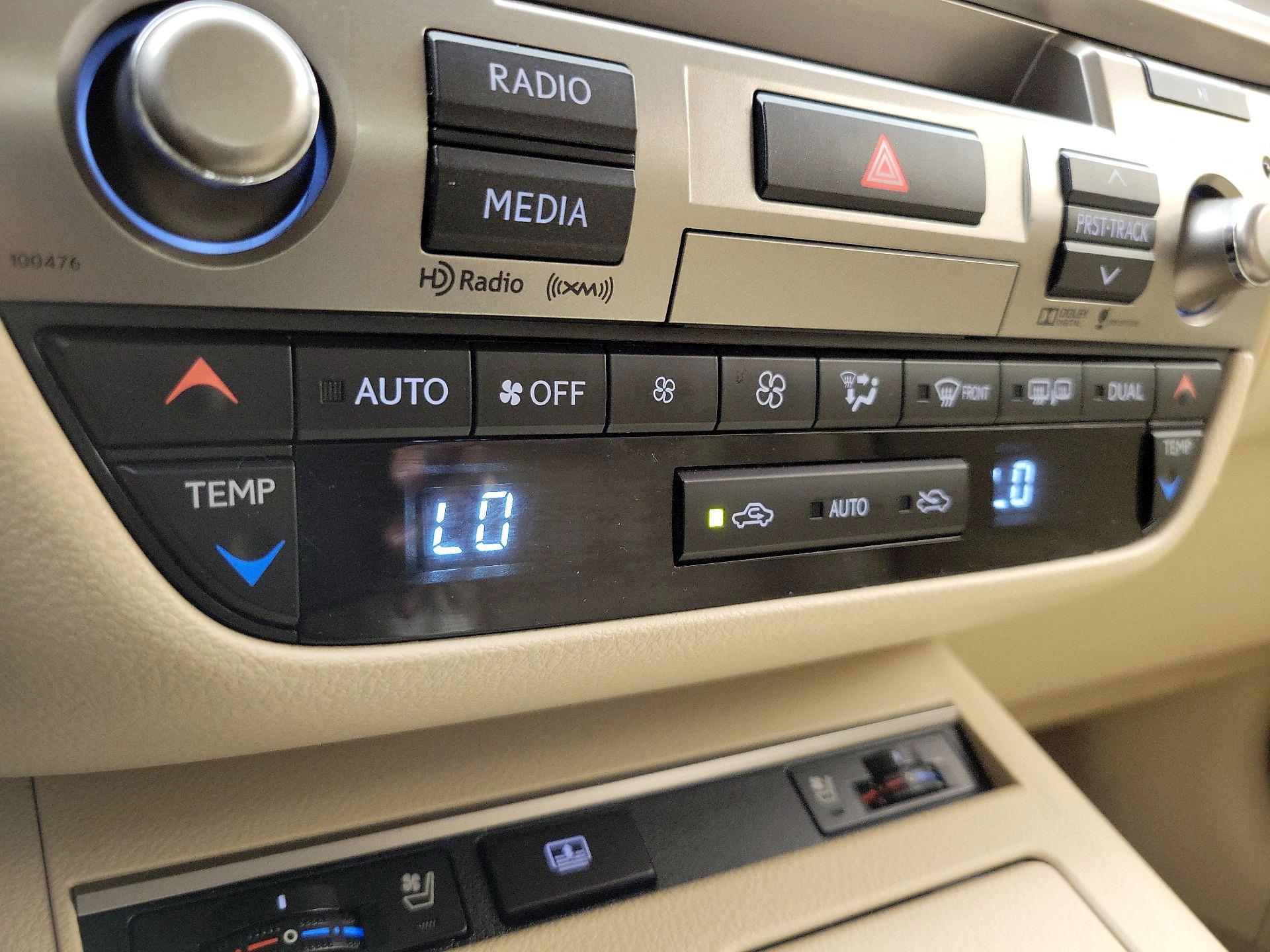 Thumbnail: 2015 Lexus ES - 17