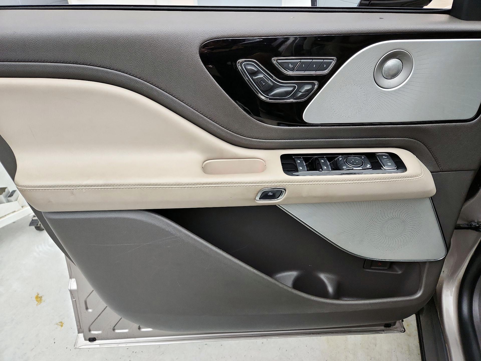 Thumbnail: 2020 Lincoln Aviator - 12