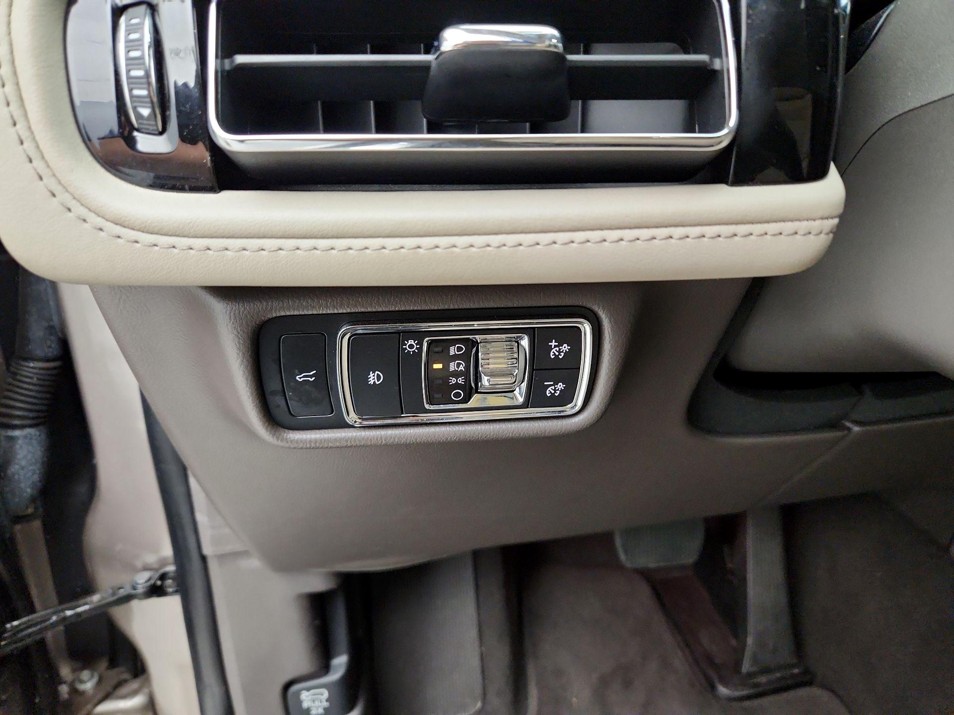 Thumbnail: 2020 Lincoln Aviator - 13