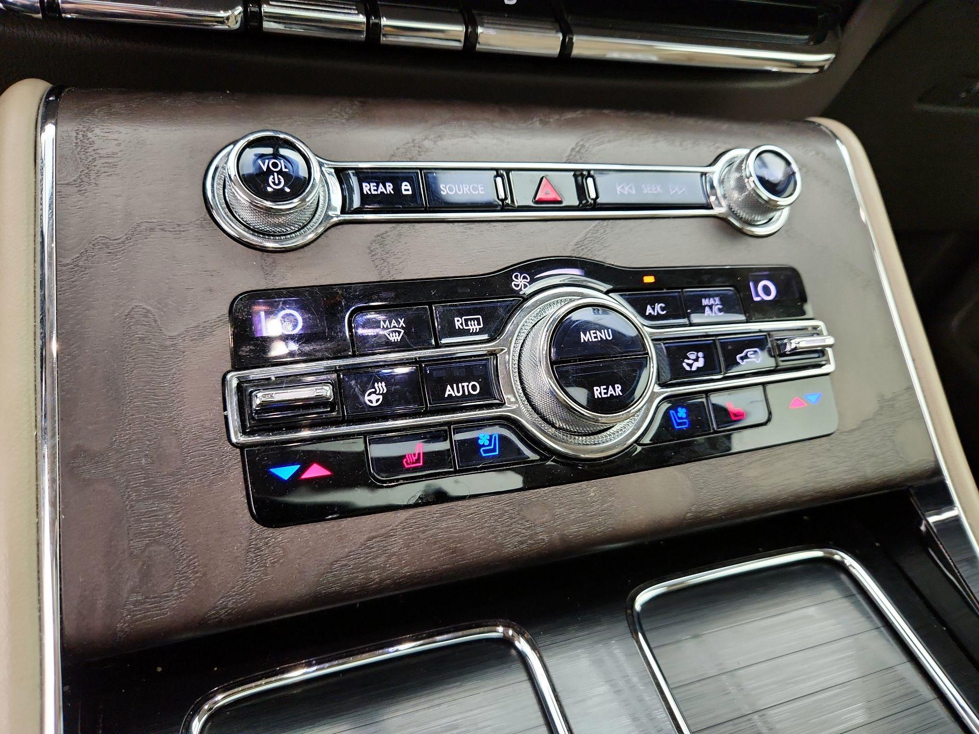 Thumbnail: 2020 Lincoln Aviator - 16