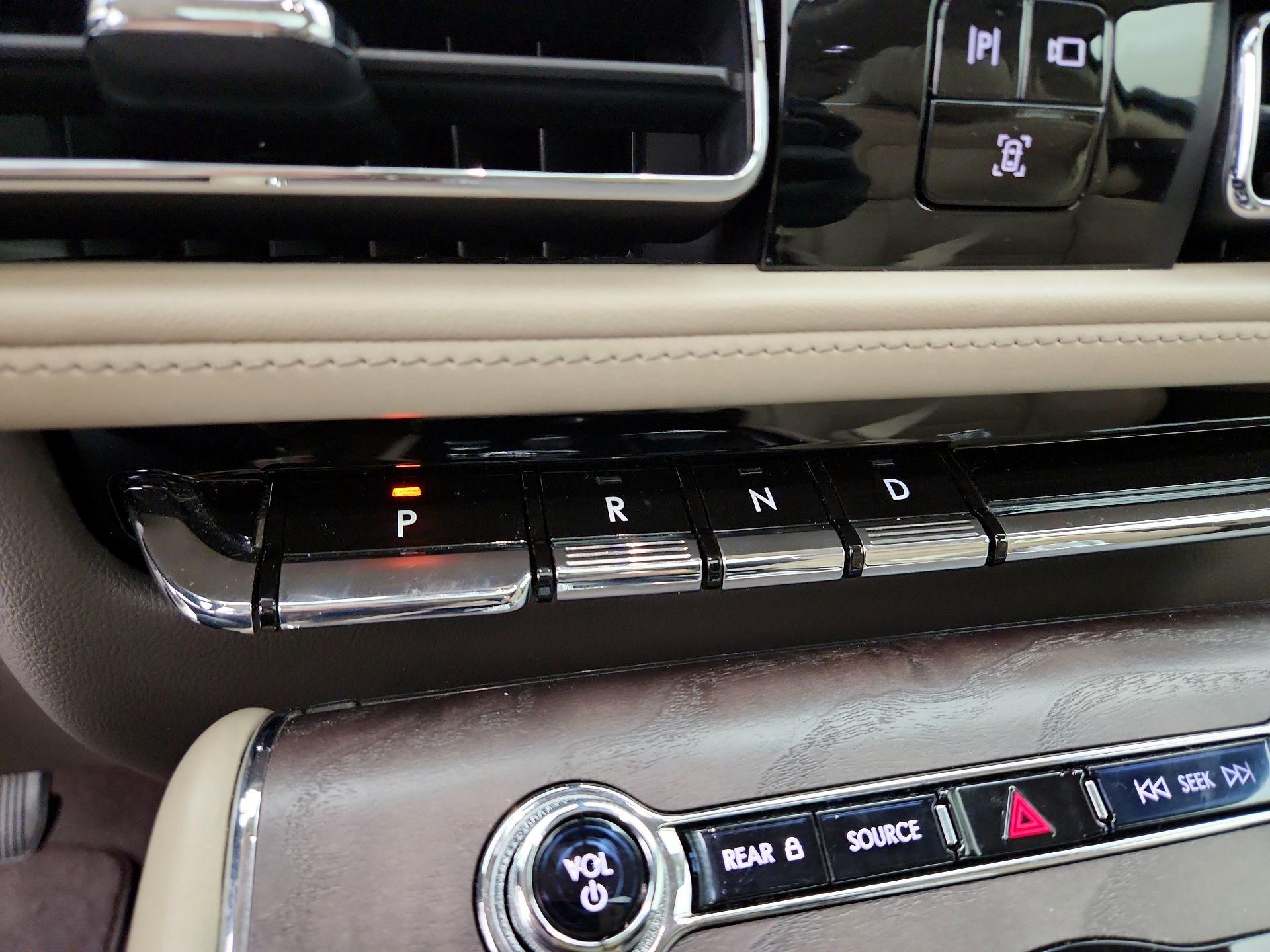 Thumbnail: 2020 Lincoln Aviator - 17
