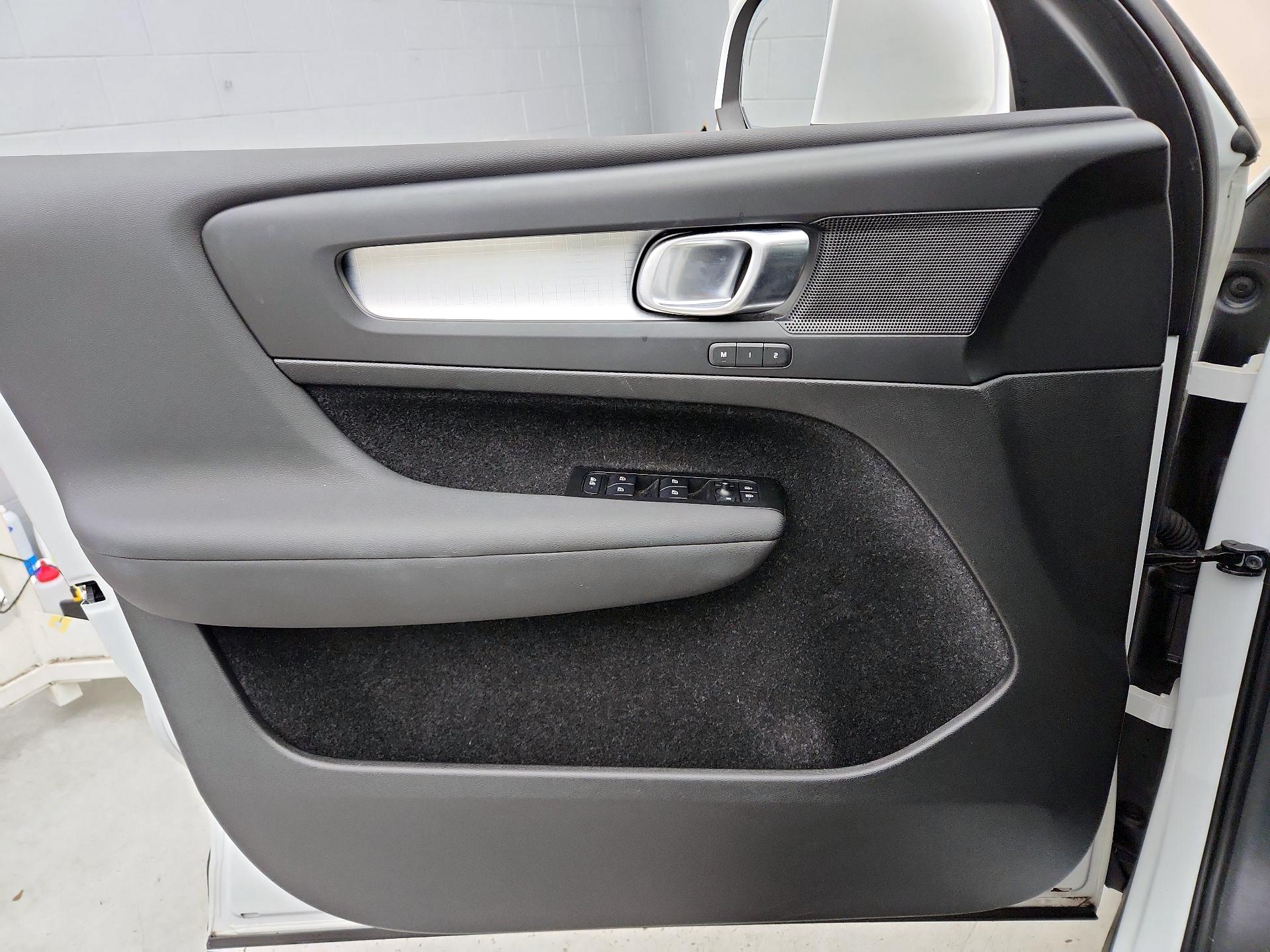 Thumbnail: 2021 Volvo XC40 - 12