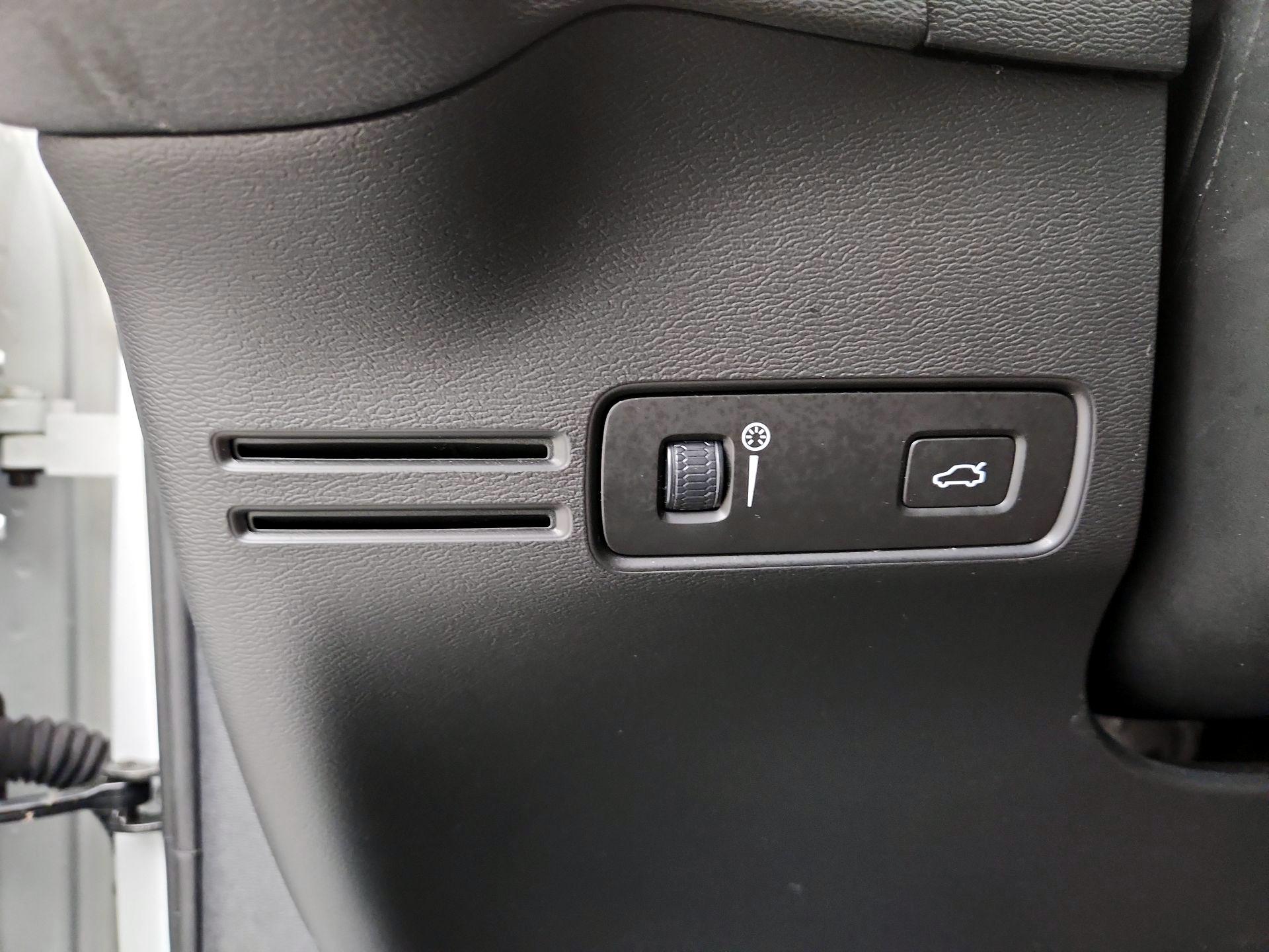 Thumbnail: 2021 Volvo XC40 - 13