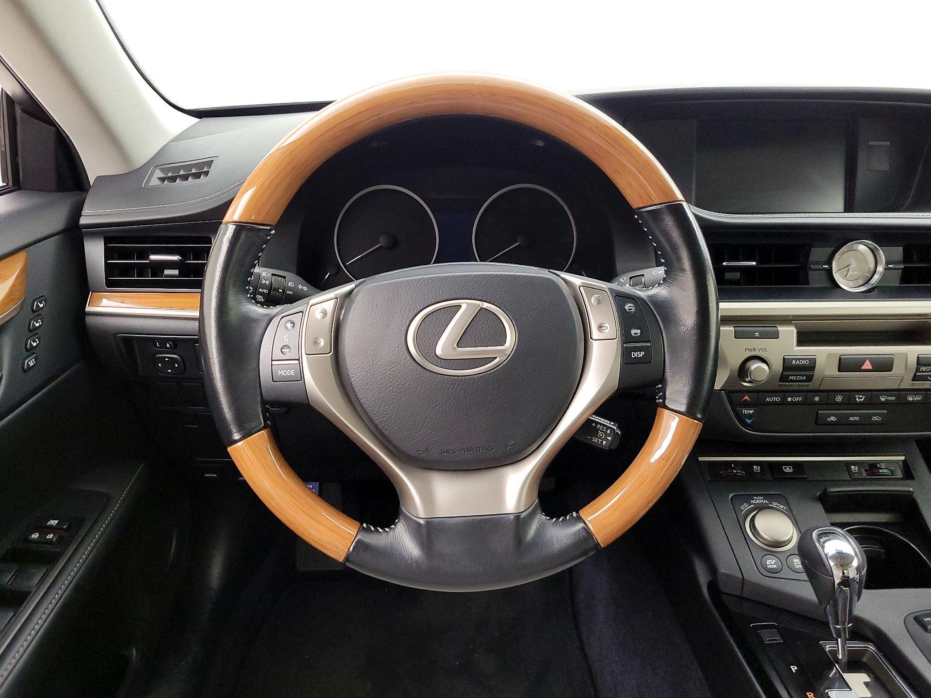 Thumbnail: 2015 Lexus ES - 10