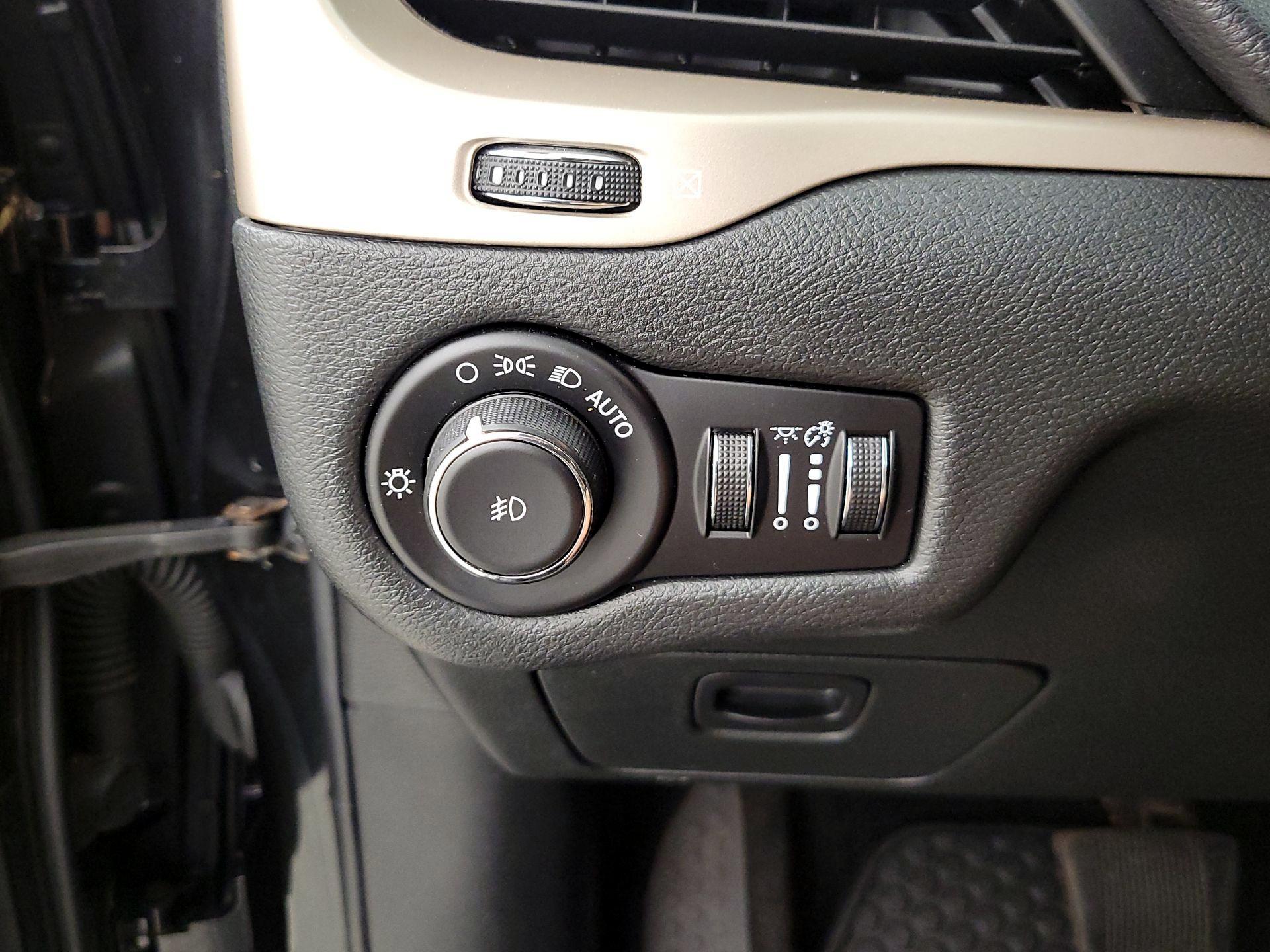 Thumbnail: 2015 Jeep Cherokee - 13