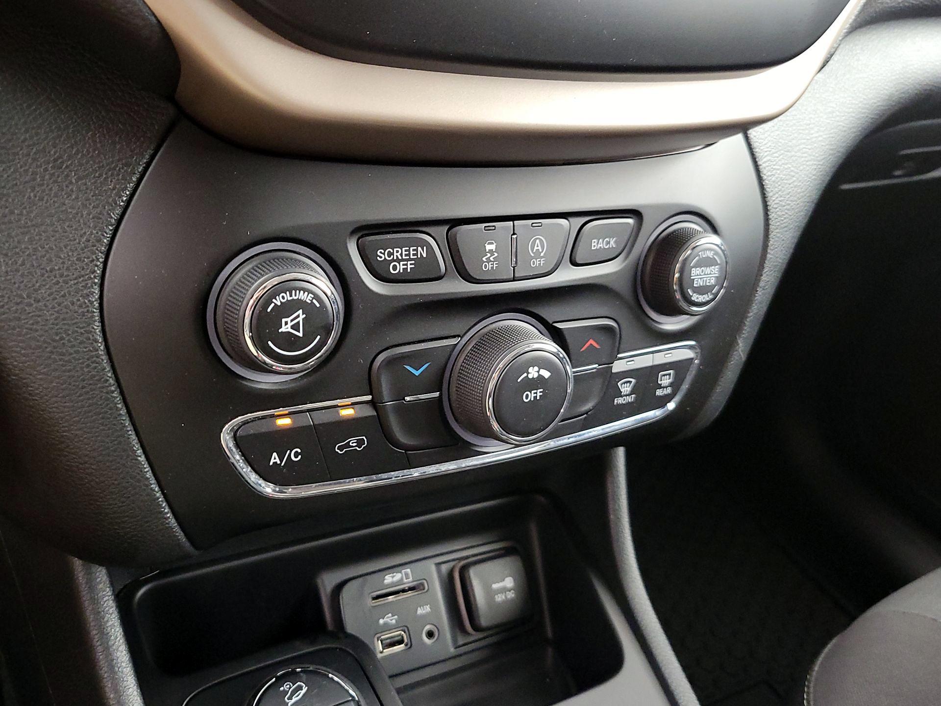 Thumbnail: 2015 Jeep Cherokee - 16