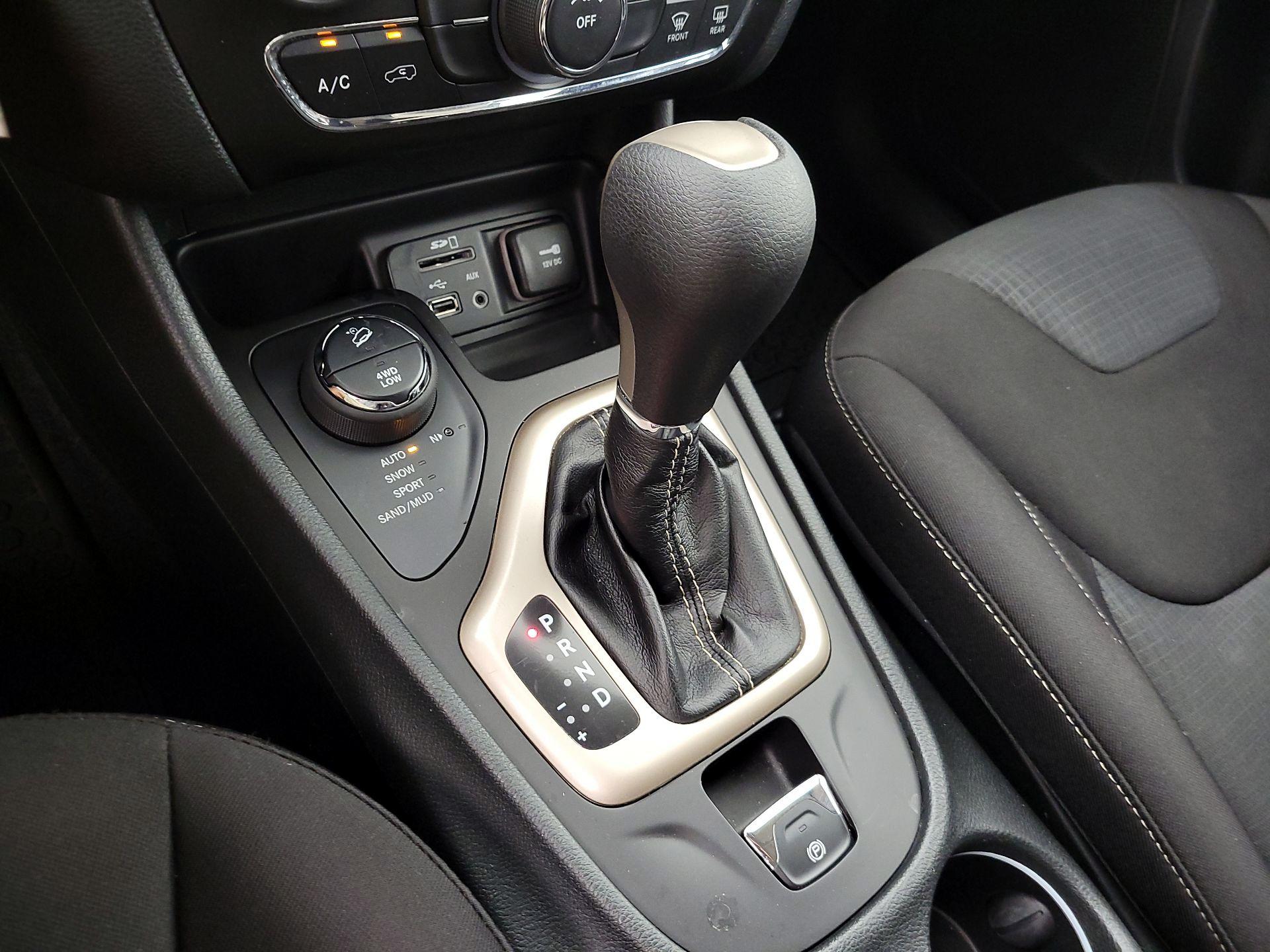 Thumbnail: 2015 Jeep Cherokee - 17