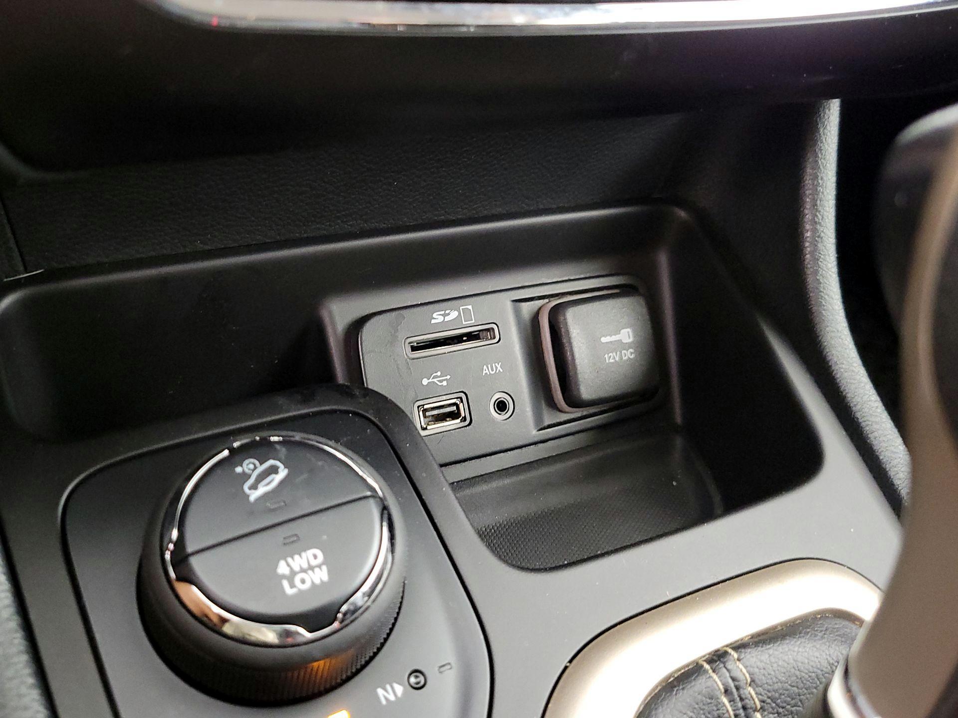 Thumbnail: 2015 Jeep Cherokee - 18