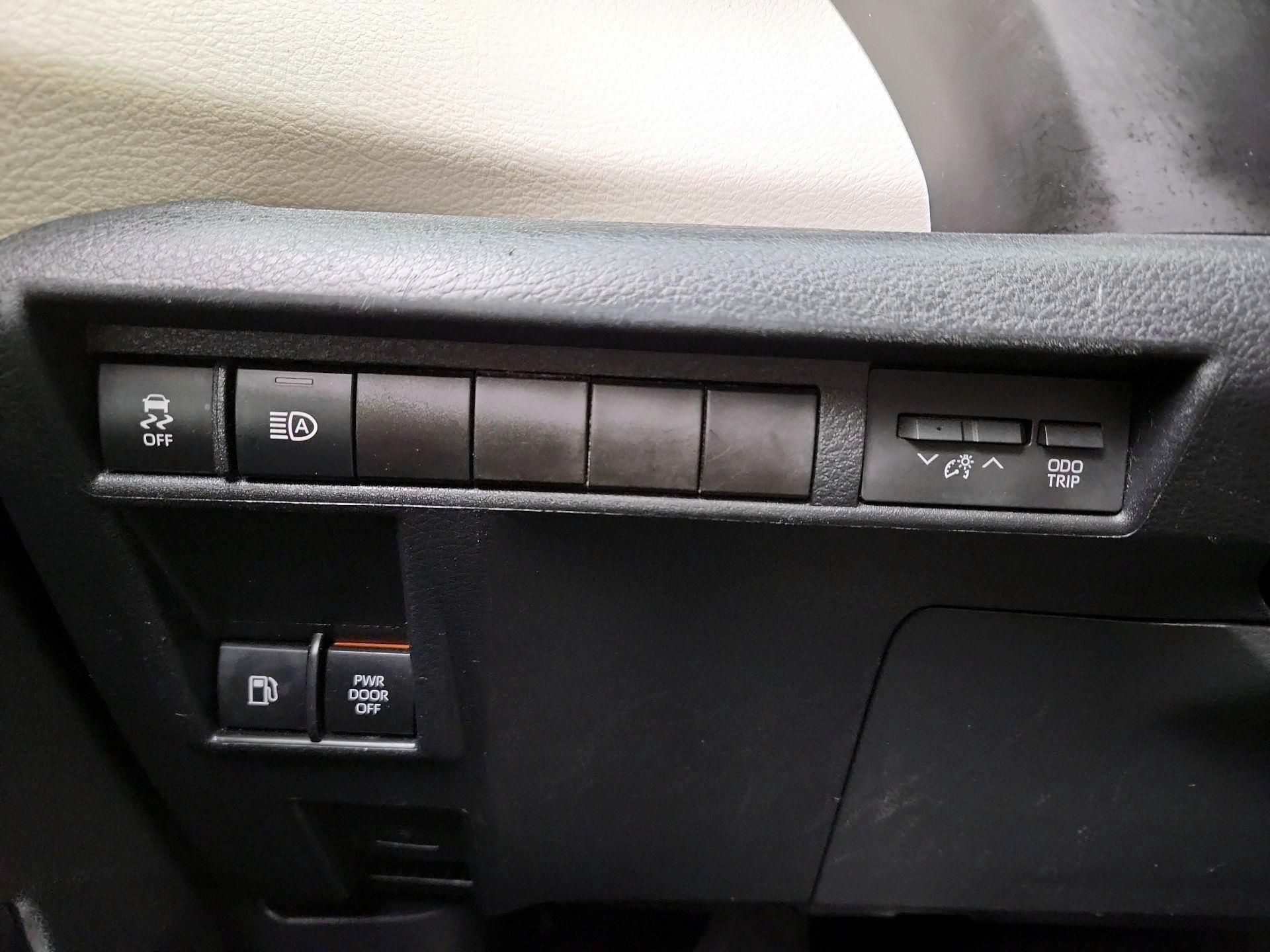 Thumbnail: 2021 Toyota Sienna - 13