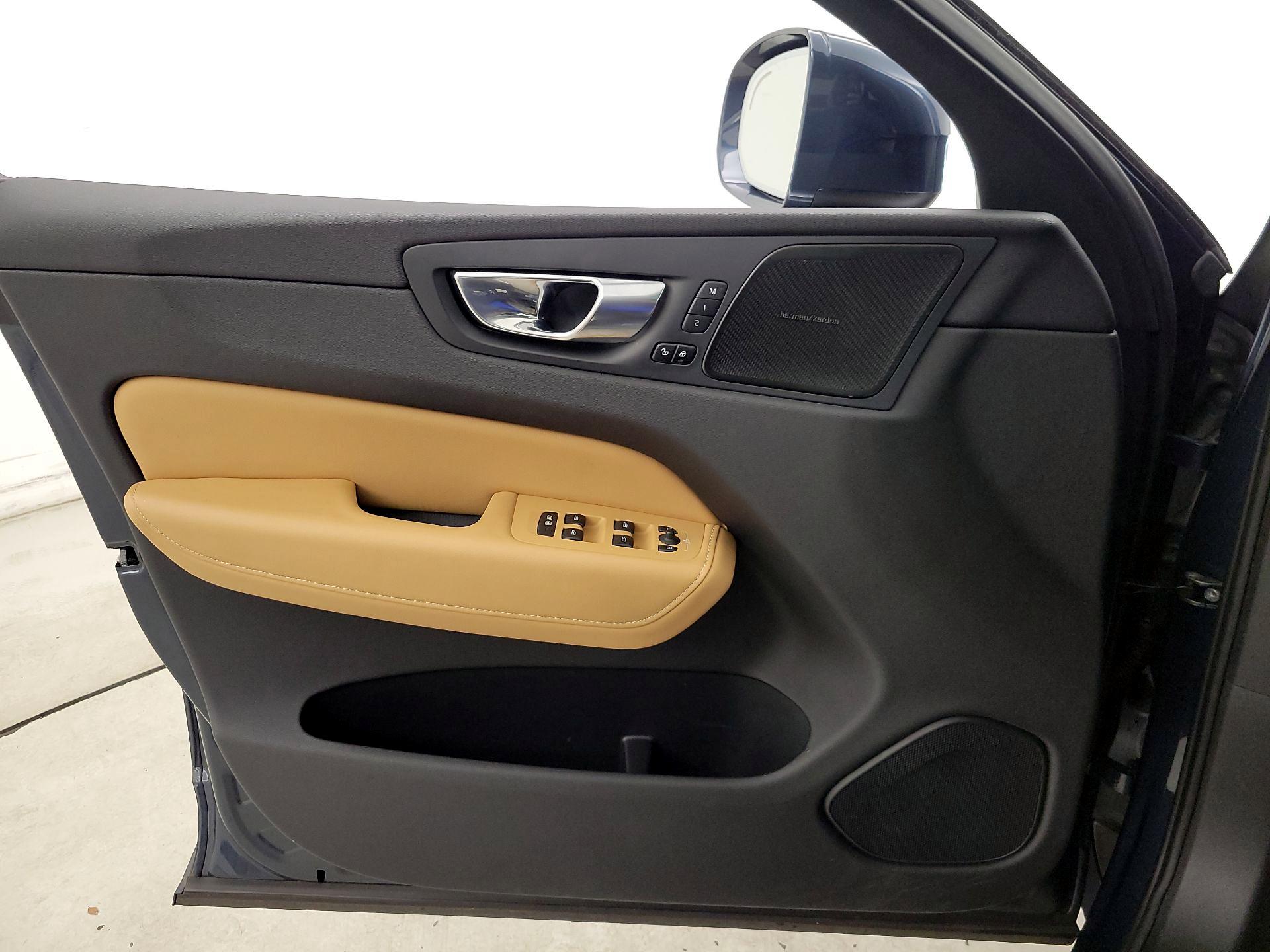 Thumbnail: 2020 Volvo XC60 - 12