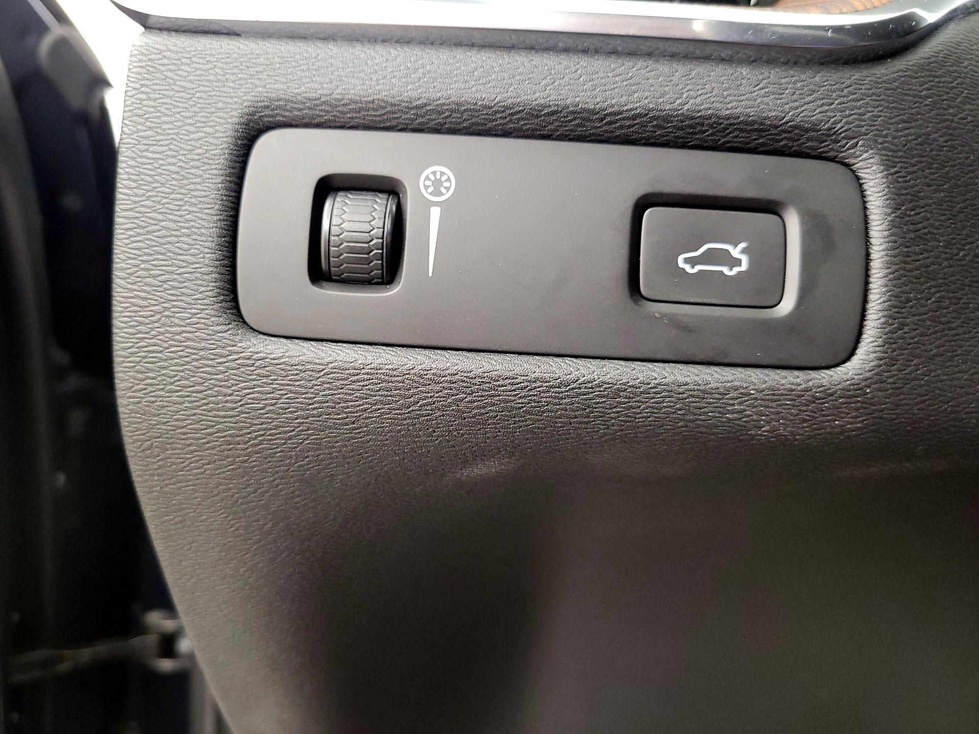 Thumbnail: 2020 Volvo XC60 - 13