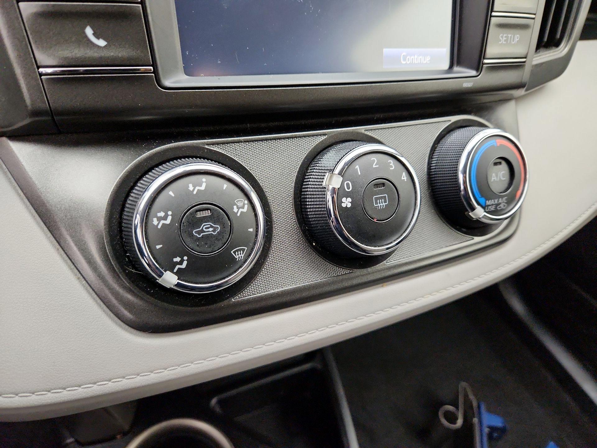 Thumbnail: 2014 Toyota RAV4 - 16