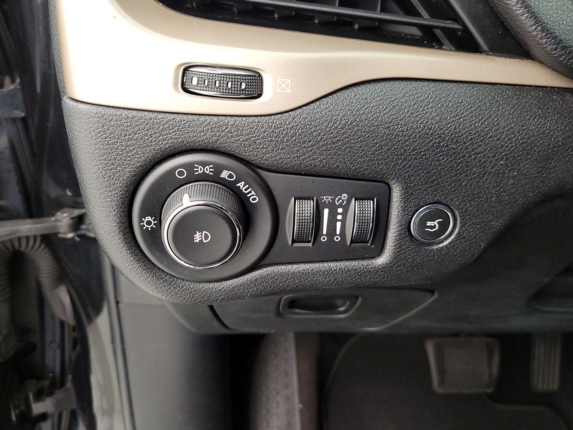 Thumbnail: 2014 Jeep Cherokee - 13