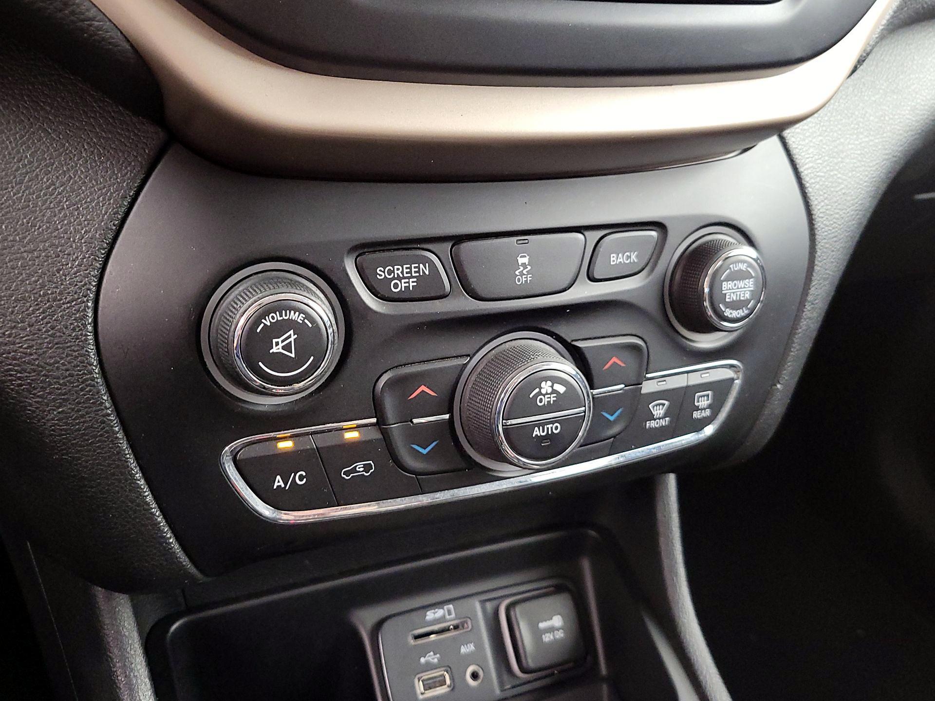 Thumbnail: 2014 Jeep Cherokee - 17