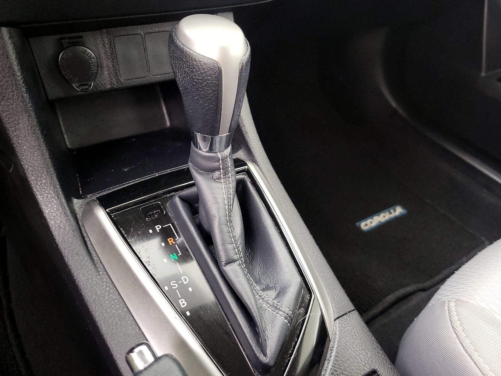 Thumbnail: 2015 Toyota Corolla - 17